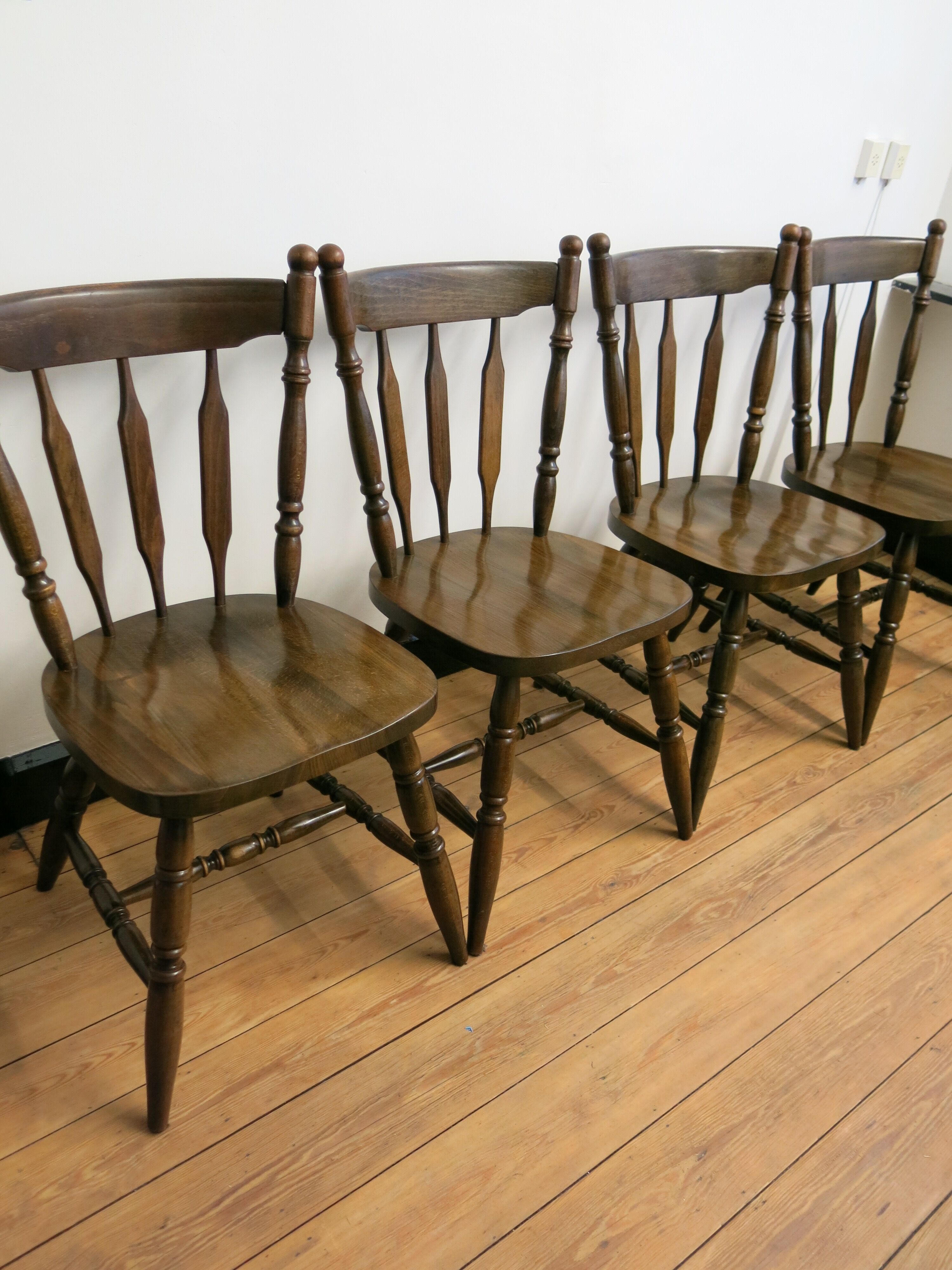 Ensemble de quatre chaises bistrot à barreaux