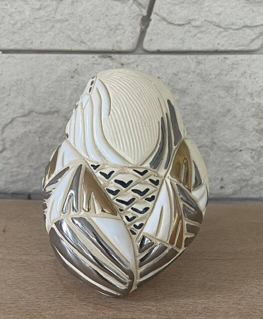 Ceramic owl by Rosa Rinconada, gold and platinum.