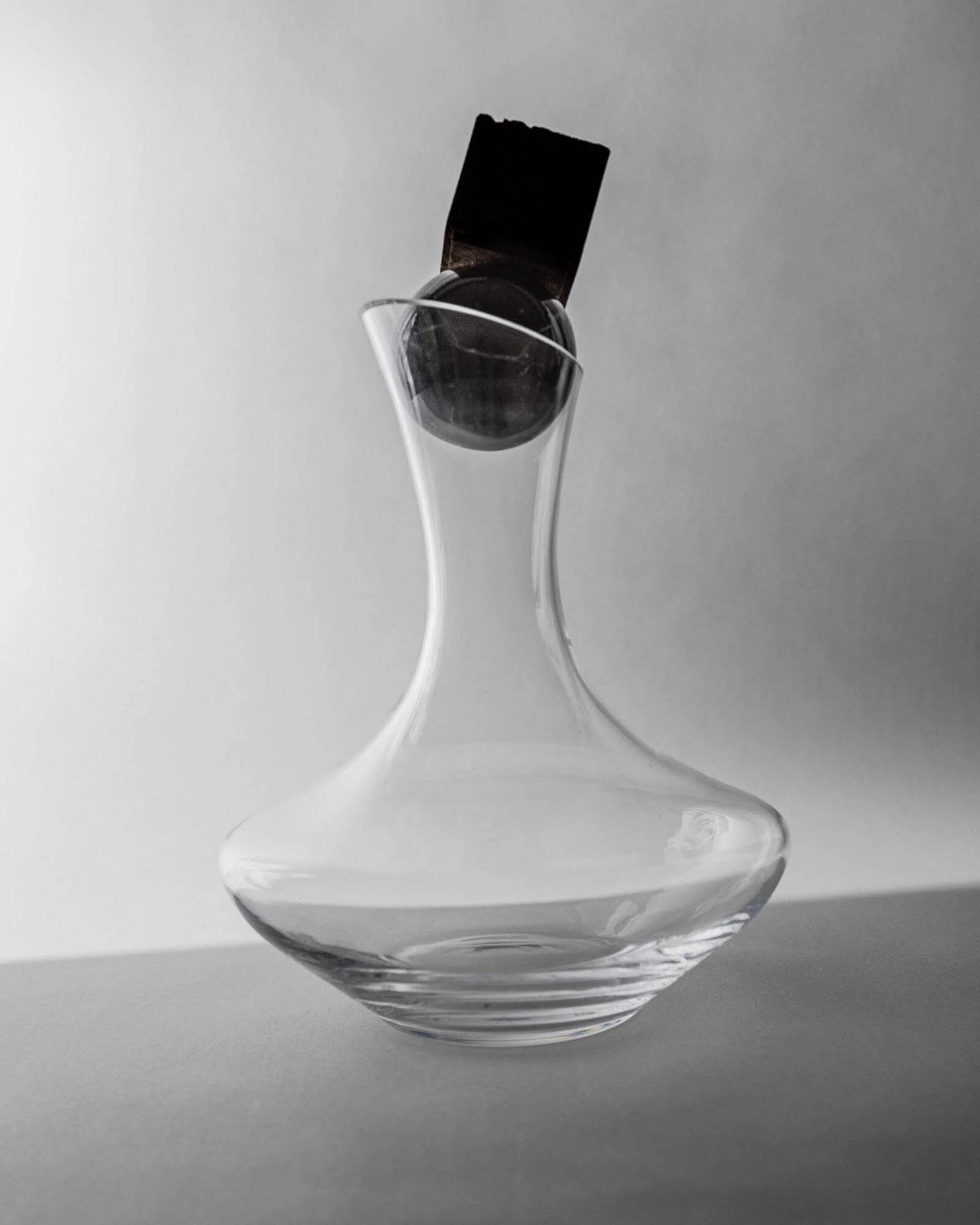 Carafe à vin vintage des années 1990, corps en verre arrondi avec sphère en marbre et bouchon cube en liège