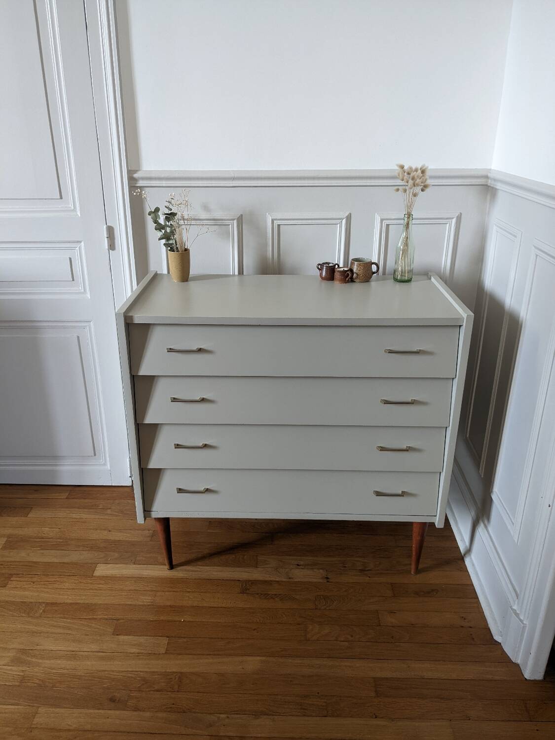 Vintage chest of drawers with spindle legs