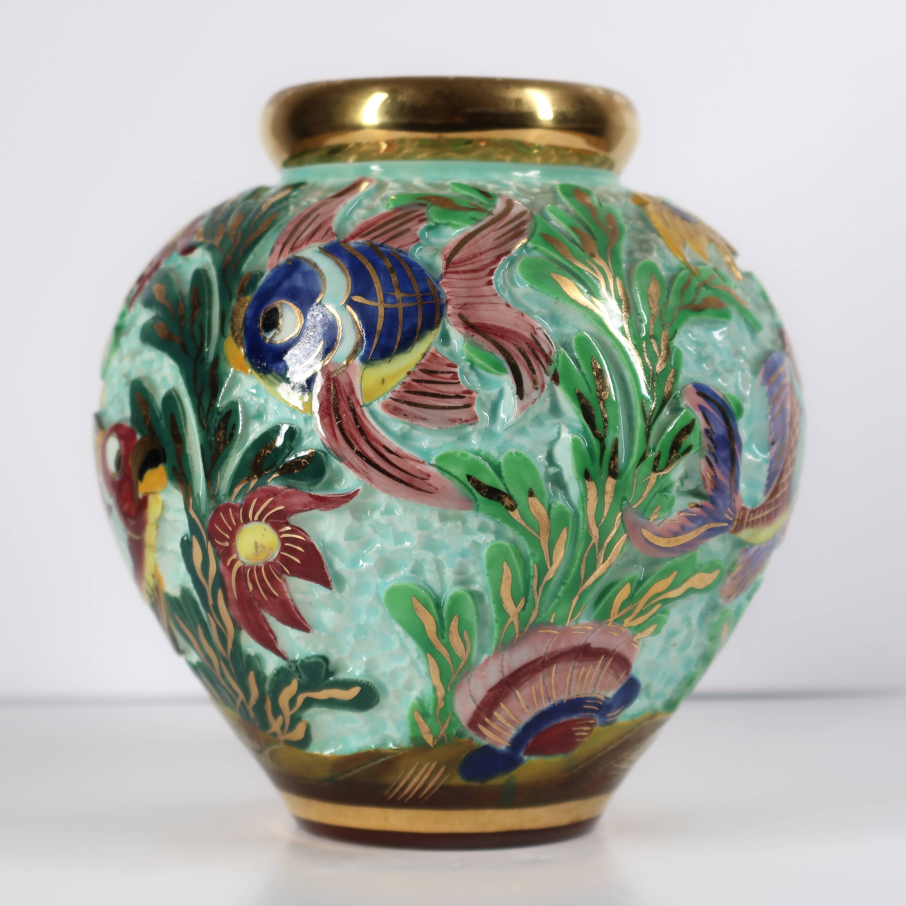 Vase boule en céramique Cerdazur Monaco décor marin en relief, touches doré