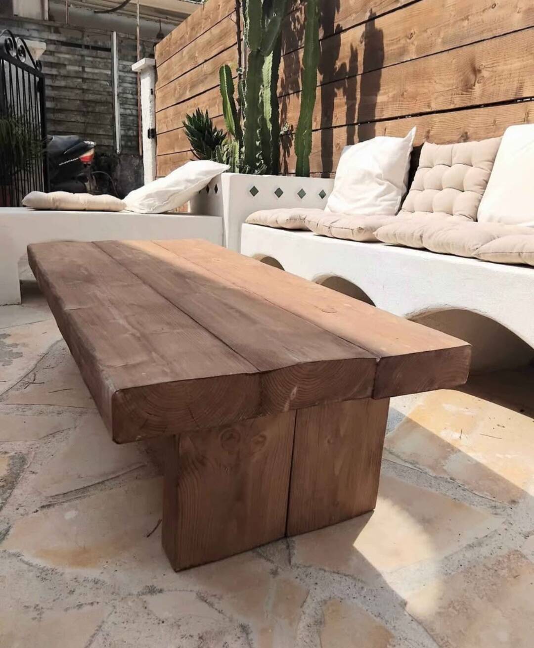 Table basse en bois massif – style brutaliste / wabi-sabi – fait main