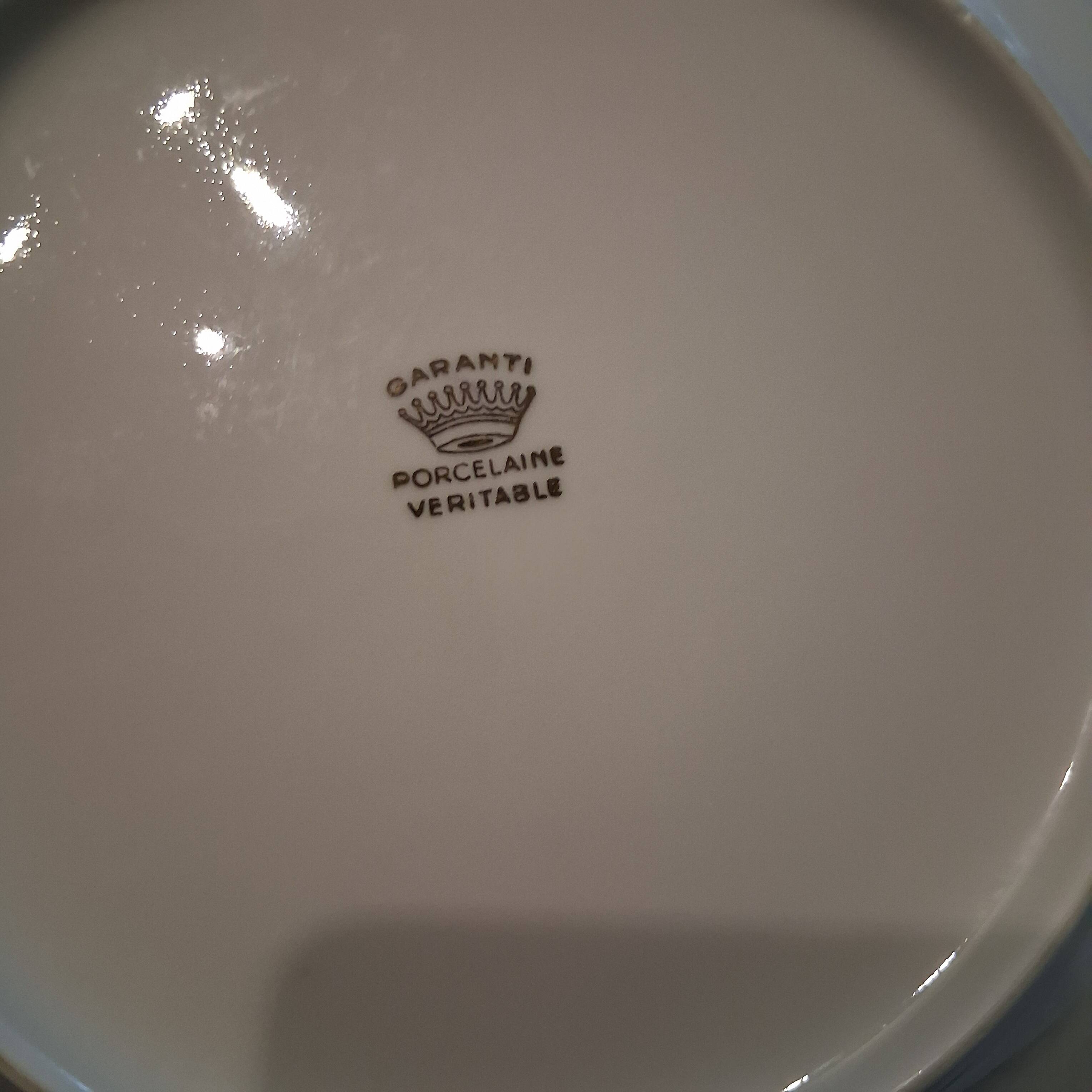 6 flat plates made of genuine porcelain in very good condition.