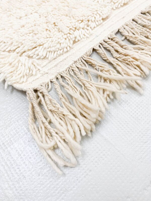 Tapis berbère marocain Beni Ouarain à losanges grvaés dans la trame 2,30x1,53m