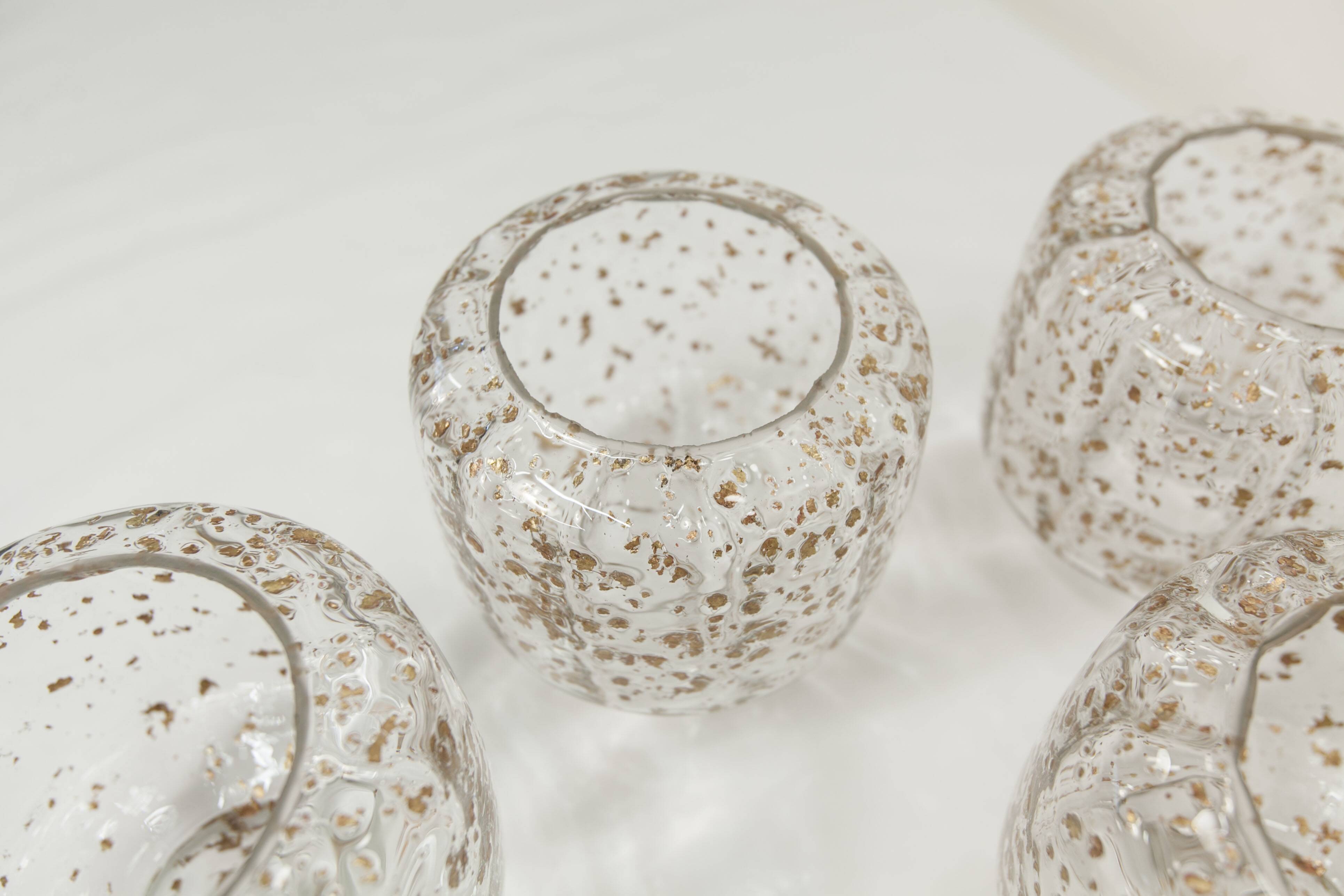 Lustre 5 branches doré et verre soufflé à paillettes dorées 1960