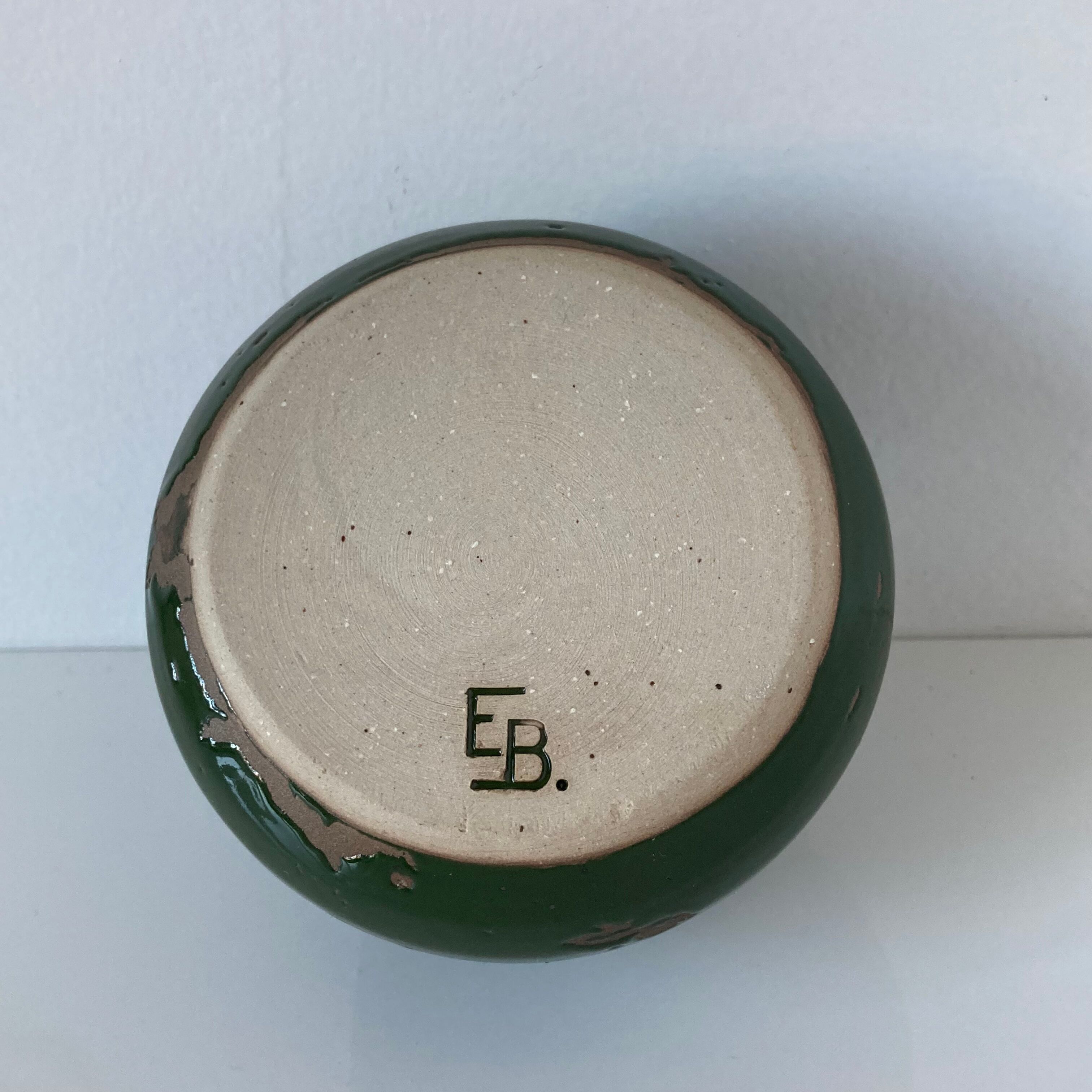 Réunion de trois céramiques d’artiste signées comprenant deux vases et une coupelle