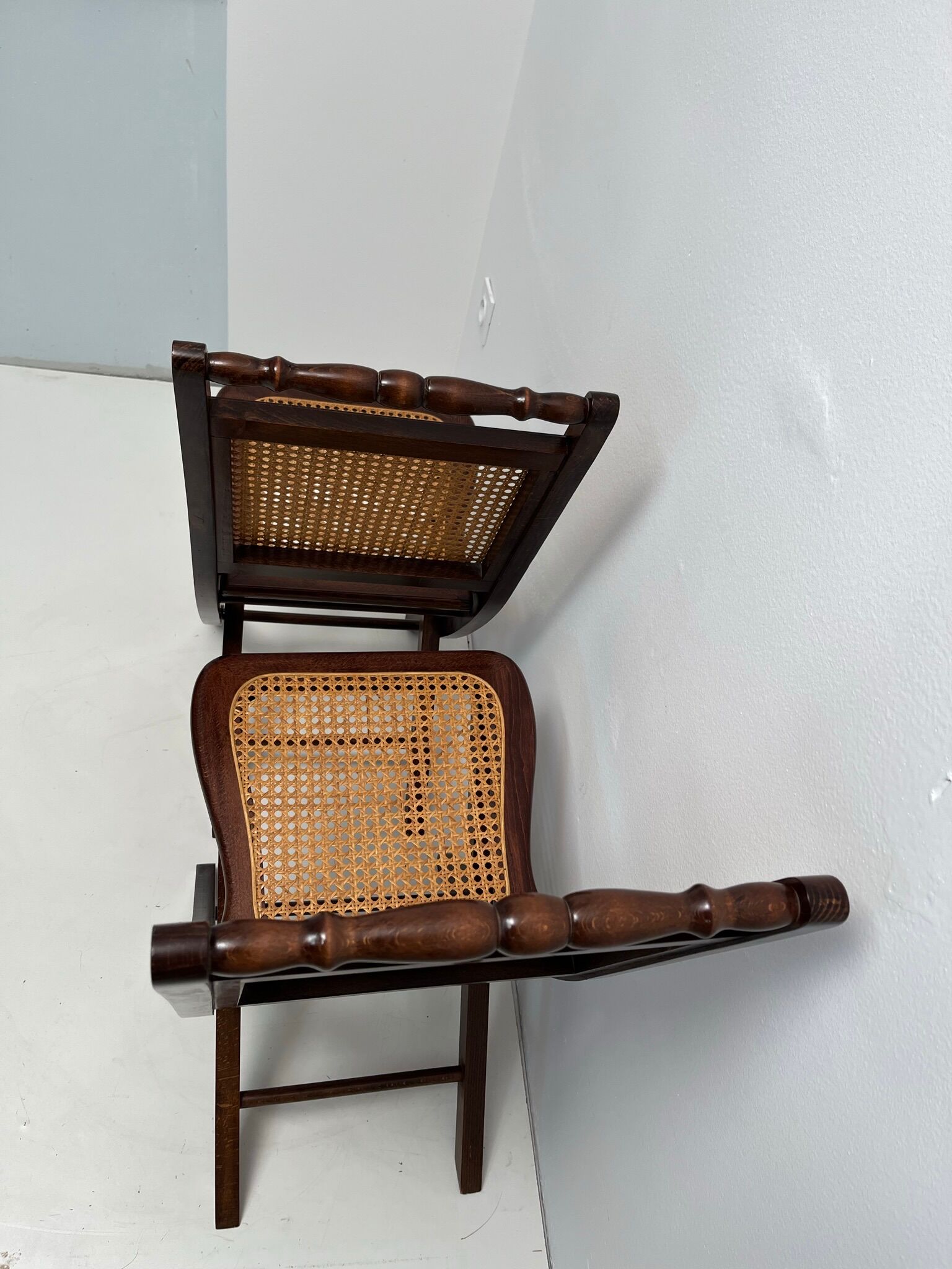 2 vintage folding chairs in wood and canning, 60s