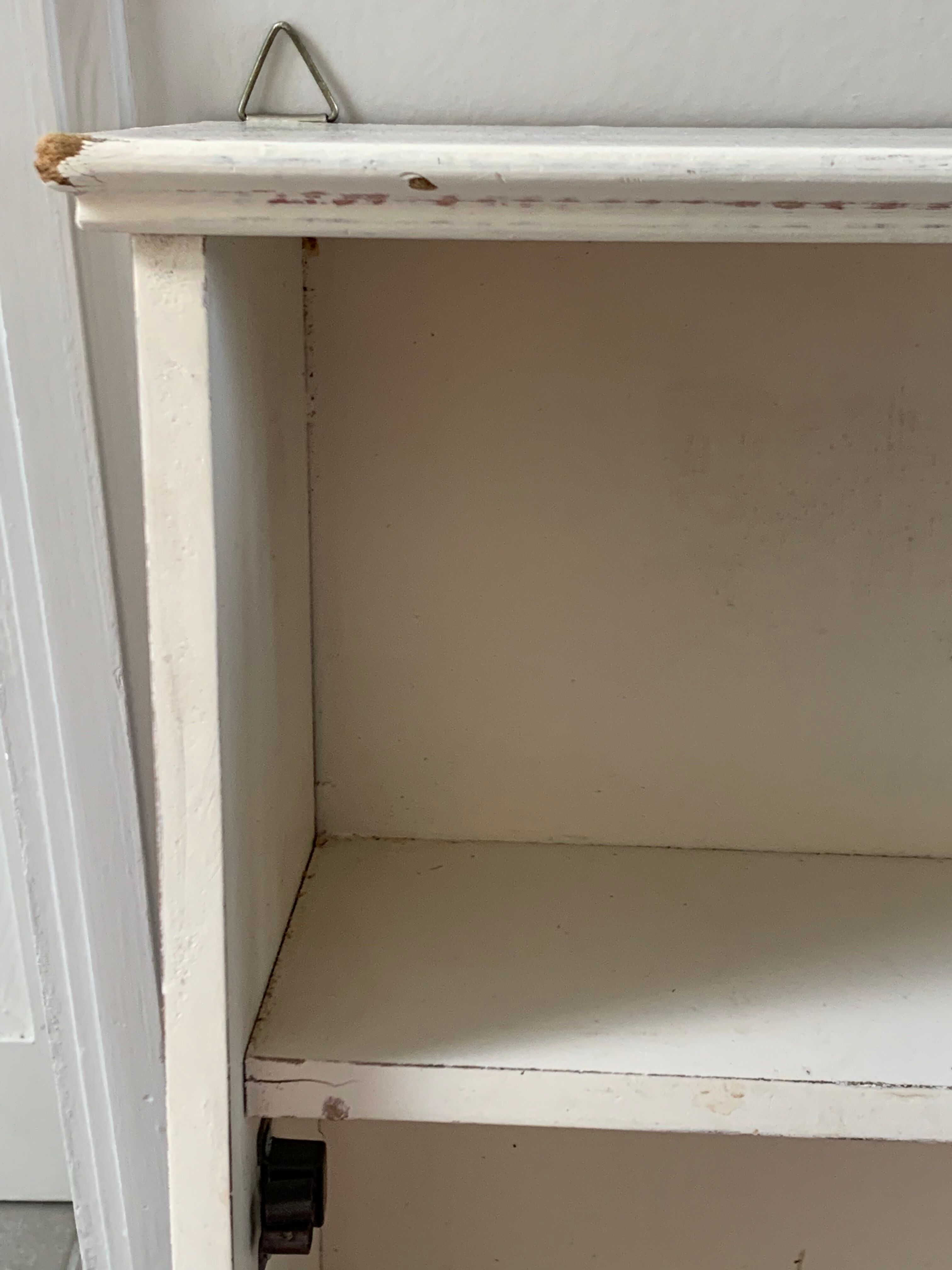 Hanging cabinet