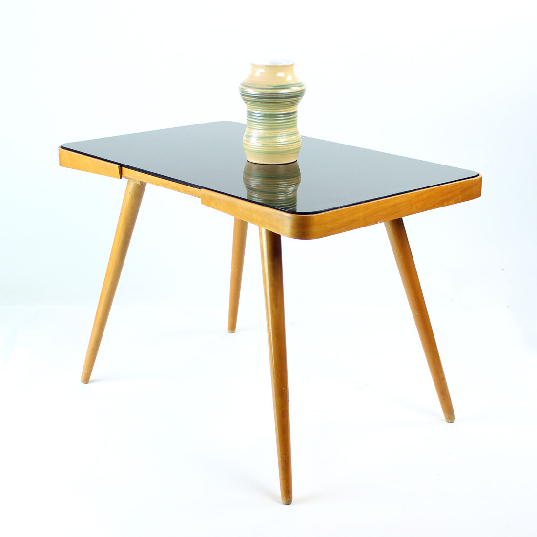 Table basse du milieu du siècle en chêne et verre noir, Tchécoslovaquie des années 1960