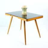 Table basse du milieu du siècle en chêne et verre noir, Tchécoslovaquie des années 1960