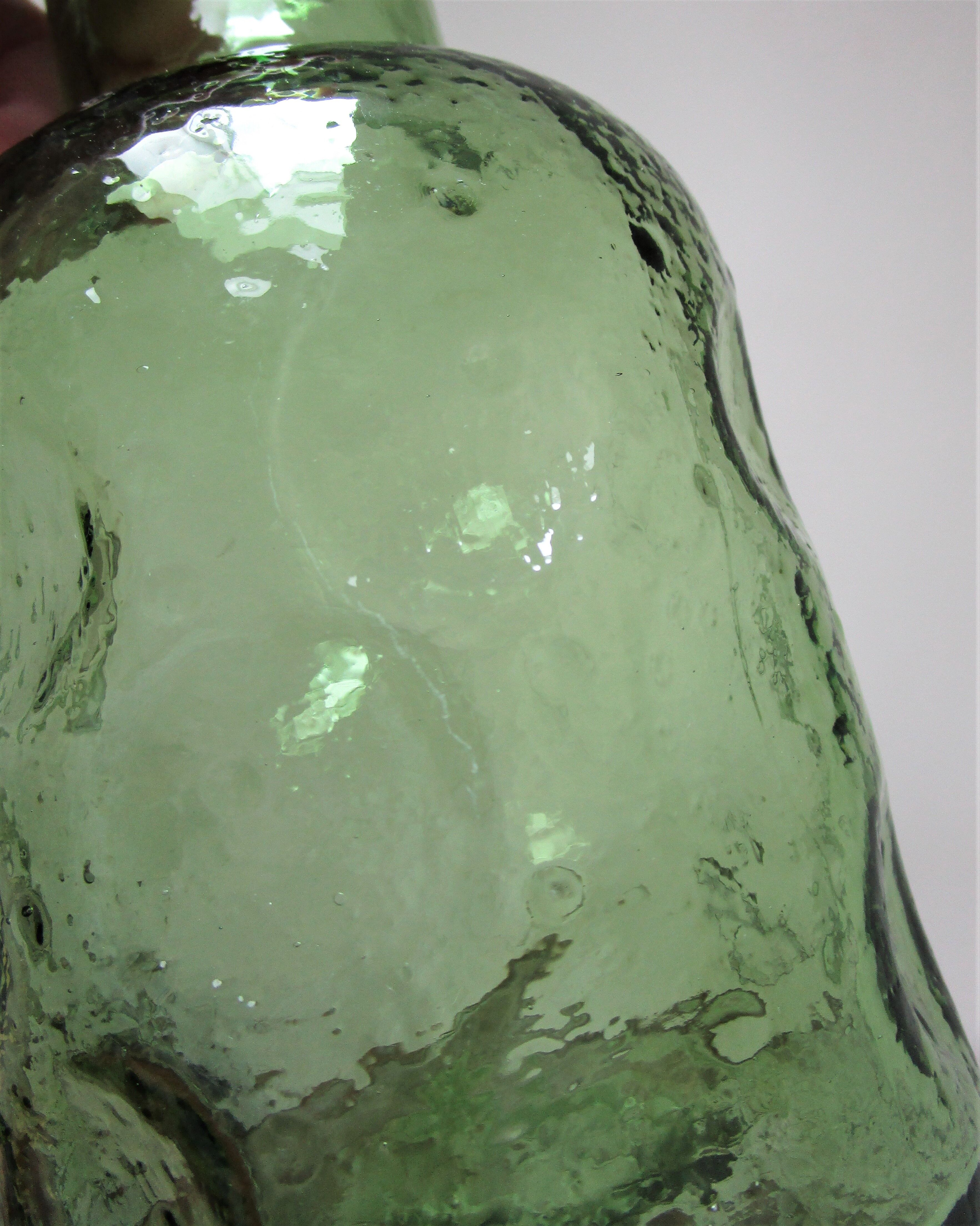 Deux vases verre moulé texturé vert années 70