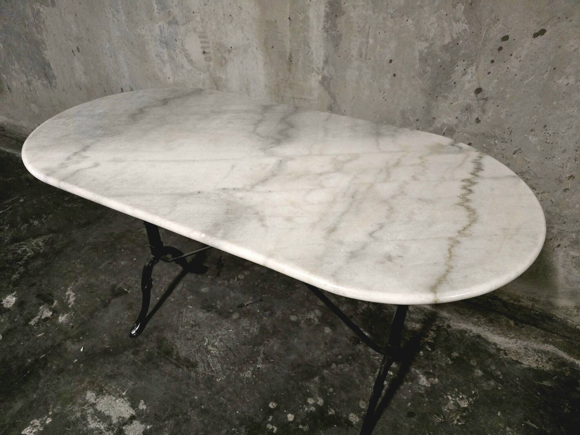 Oval bistro table in white marble with a black cast iron base - 120 cm