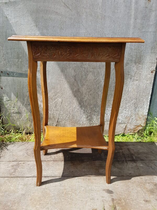 Ancienne sellette frise sculptée avec tiroir bois pieds courbés