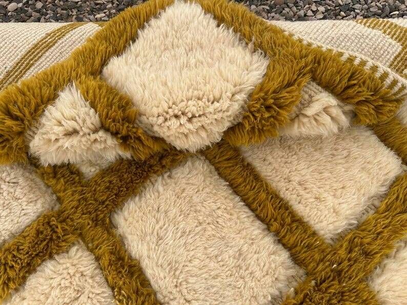 Very large Moroccan Berber rug in ecru and camel 400x300 cm with a grid pattern.