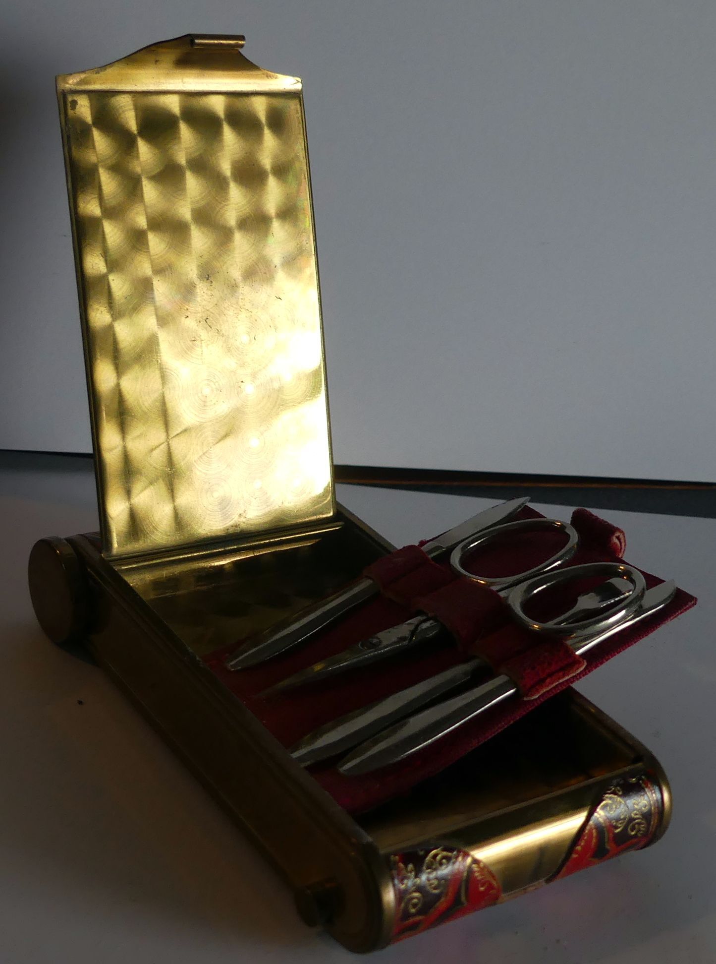 Powder with manicure set