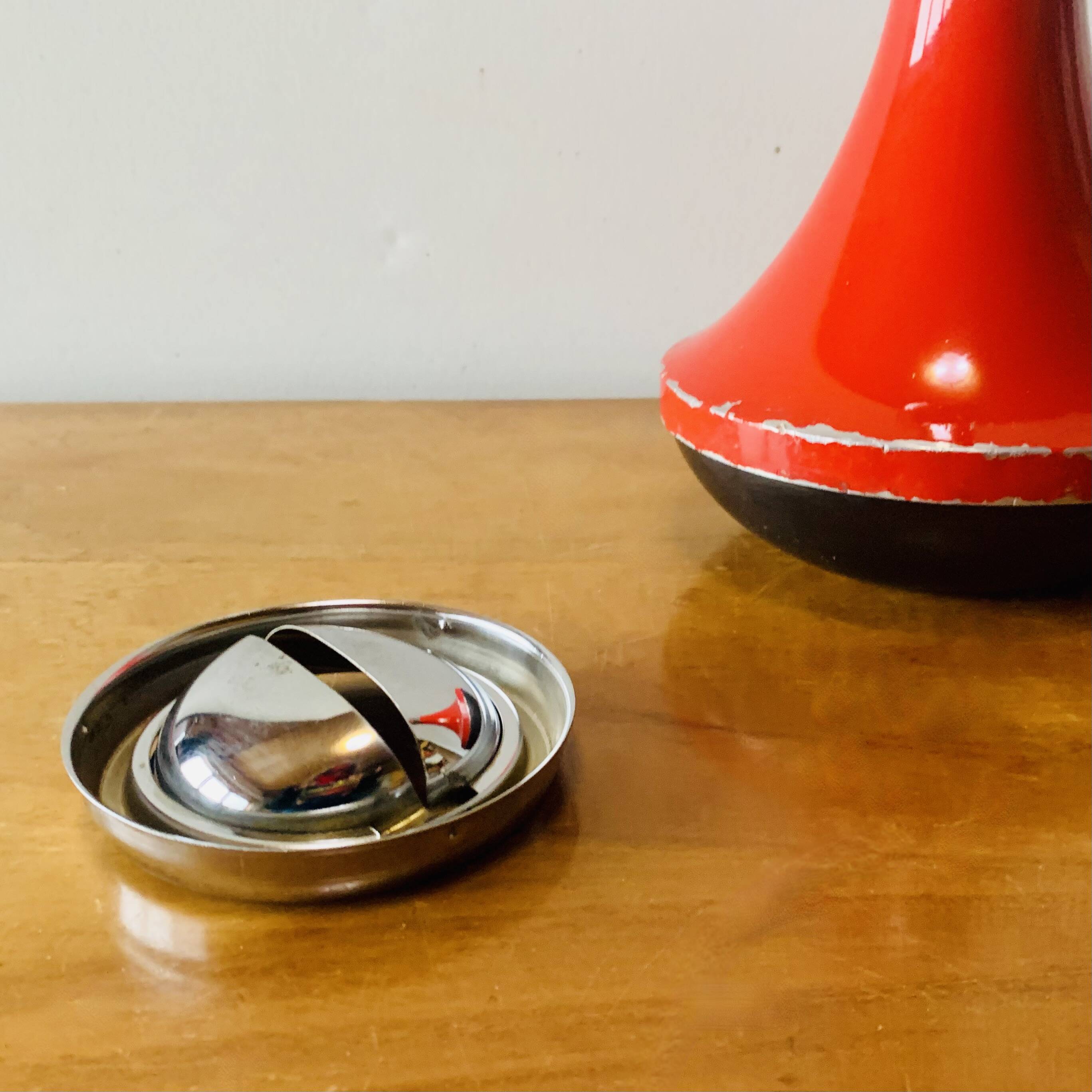 Vintage tulip ashtray on foot in red and chrome steel - Space Age Design