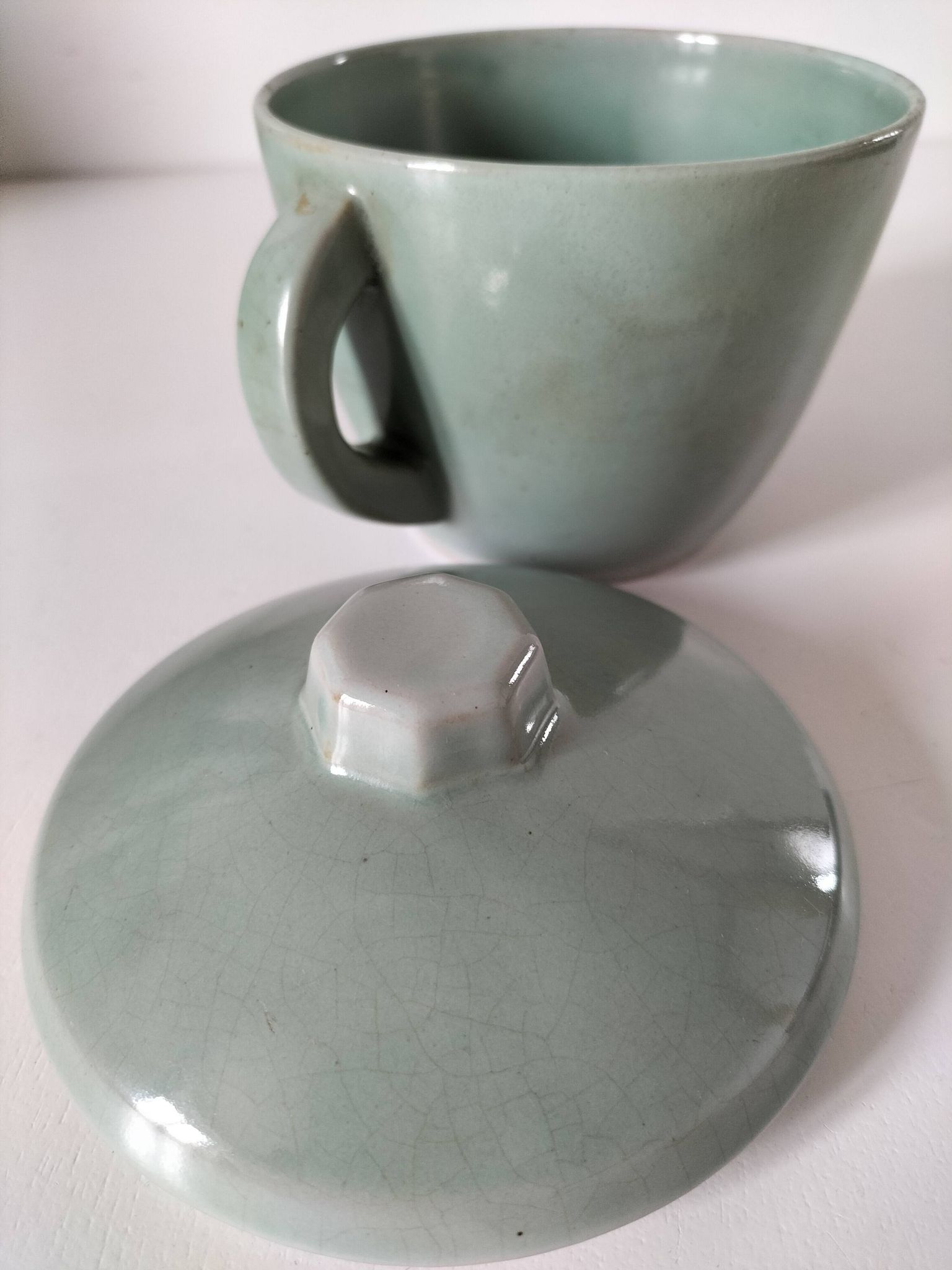 Covered sugar bowl in celadon ceramic – modernist lines