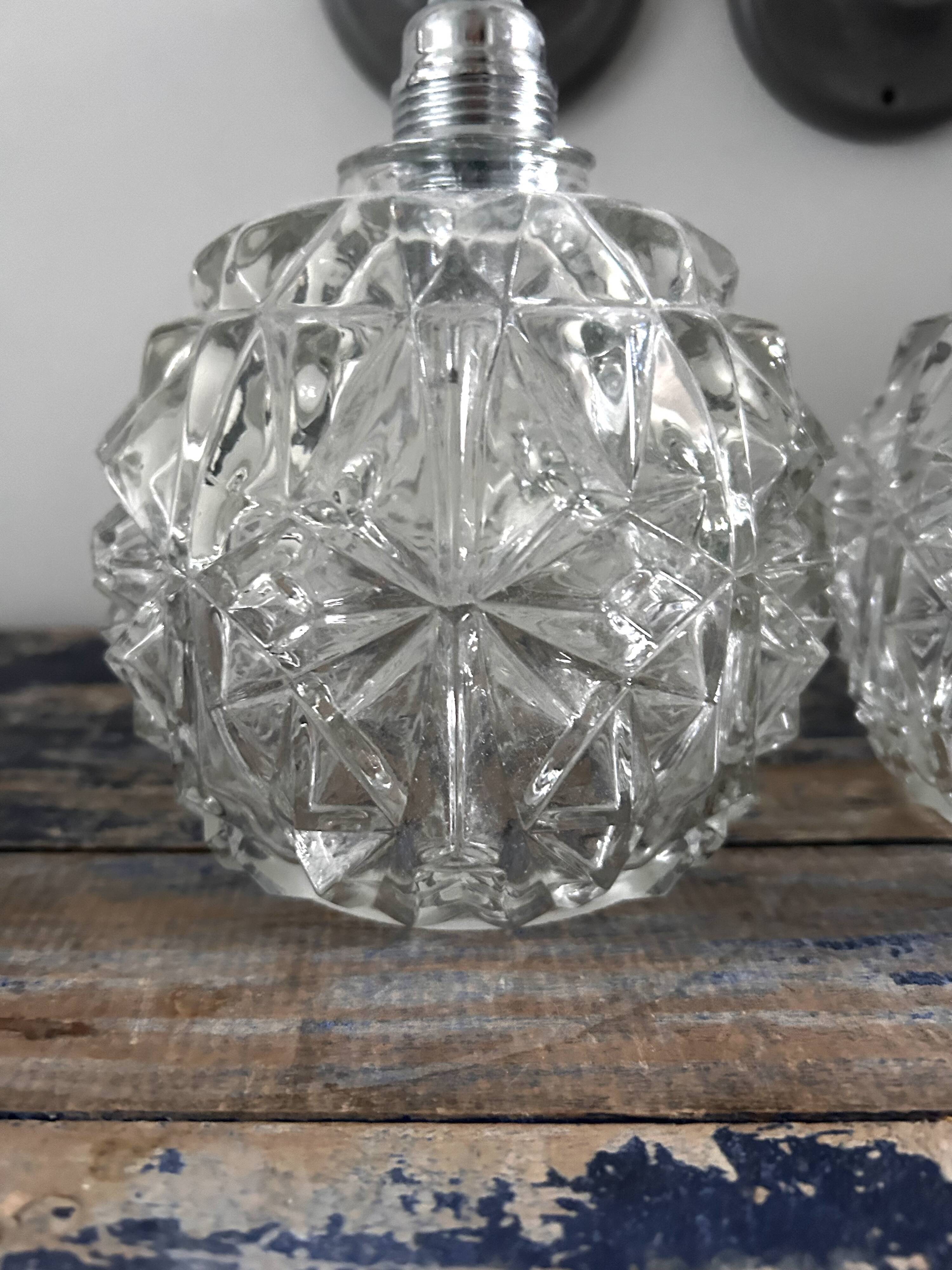 Paire d’appliques chromées et verre ciselé