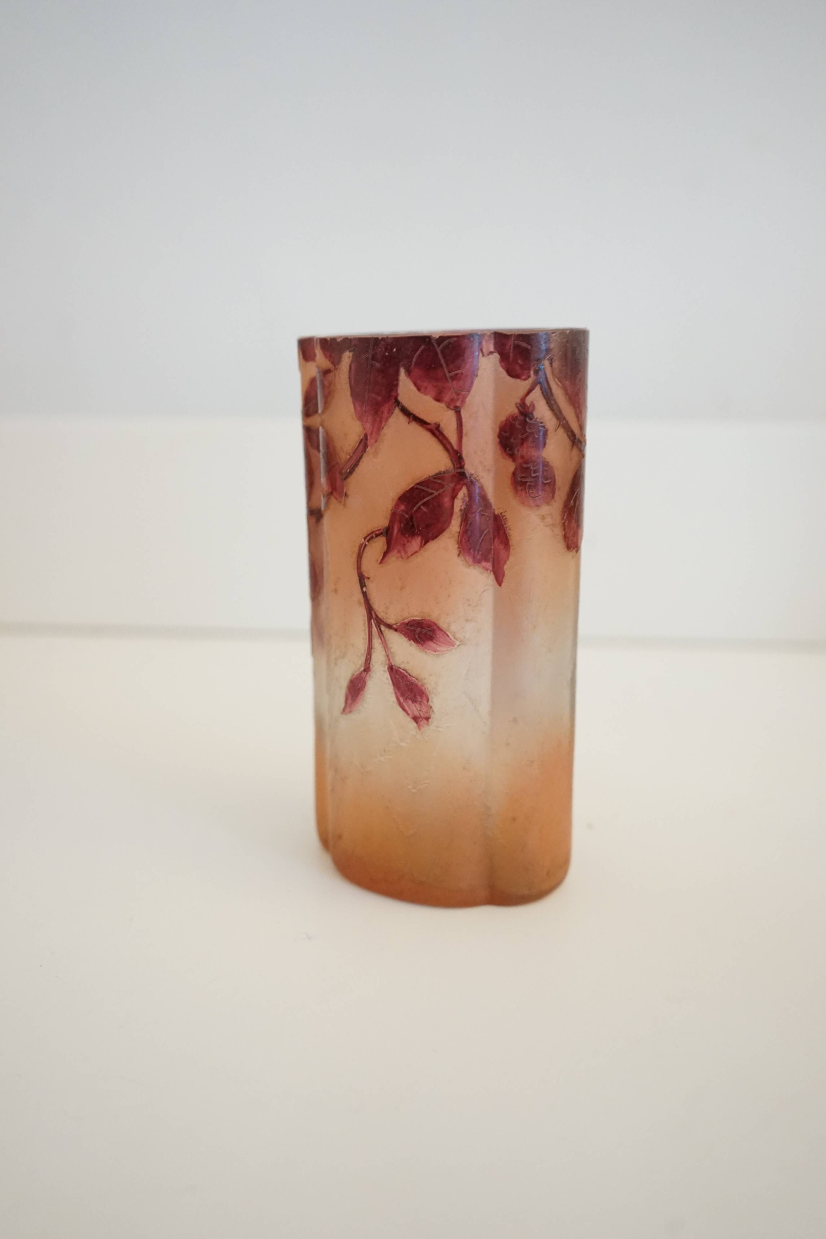 Legras quadrilobed vase from the "ruby" series in glass (1900 - 1910)