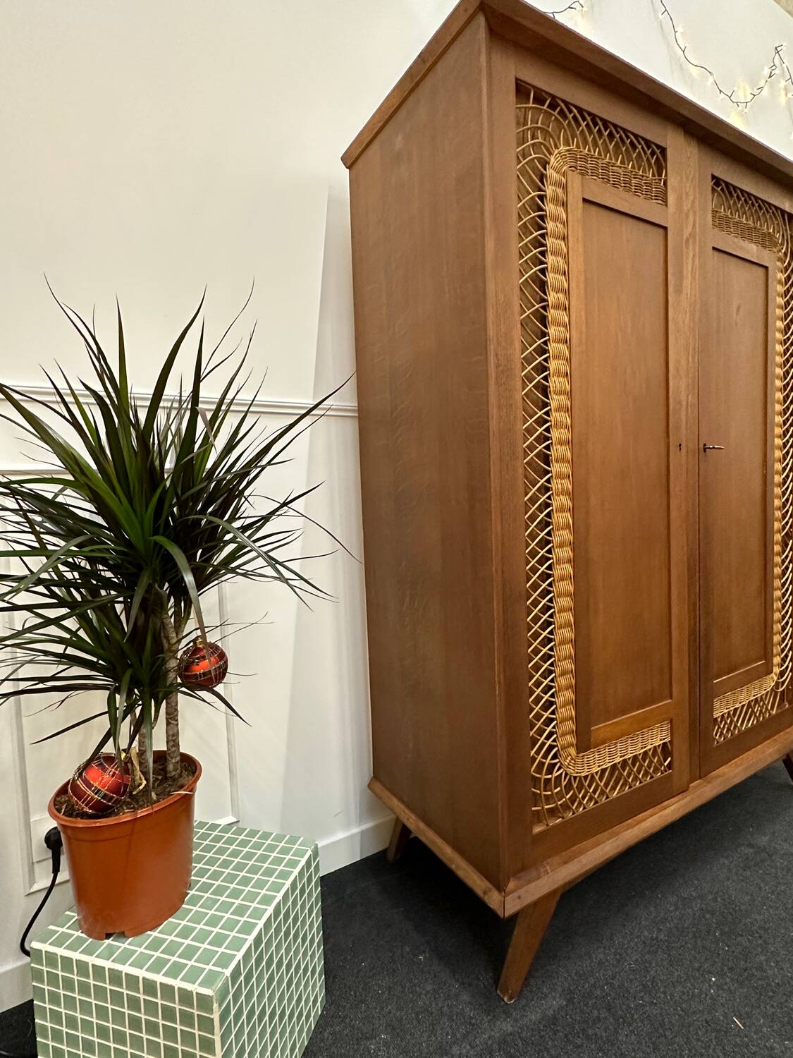 Armoire rotin pieds compas