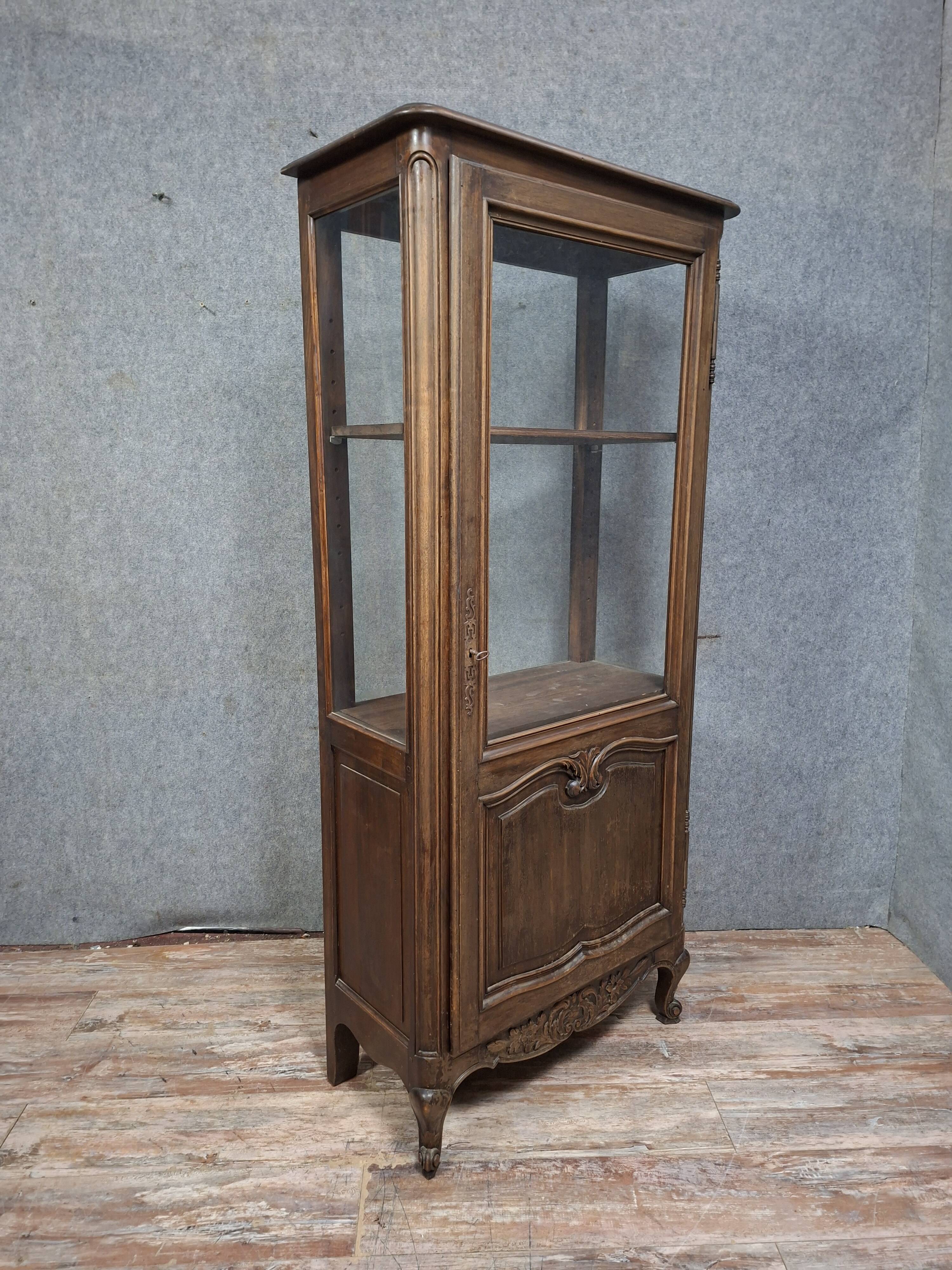 Vitrine de style Louis XV en noyer, travail français milieu du XXe siècle