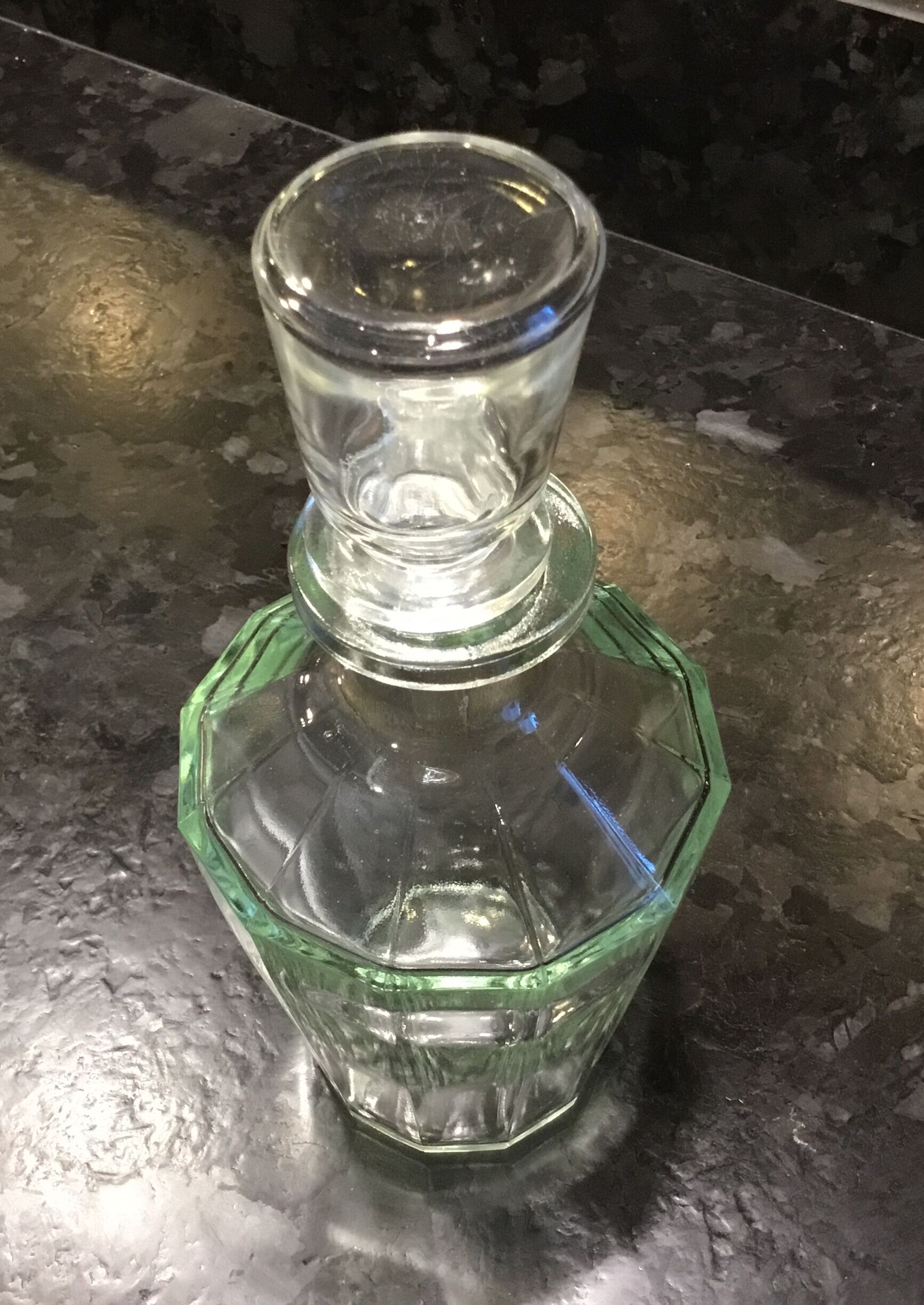 Carafe vintage en verre à 12 pans avec son bouchon