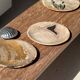 Vide poche, plat ou assiette circulaire en bois pétrifié beige tache noire