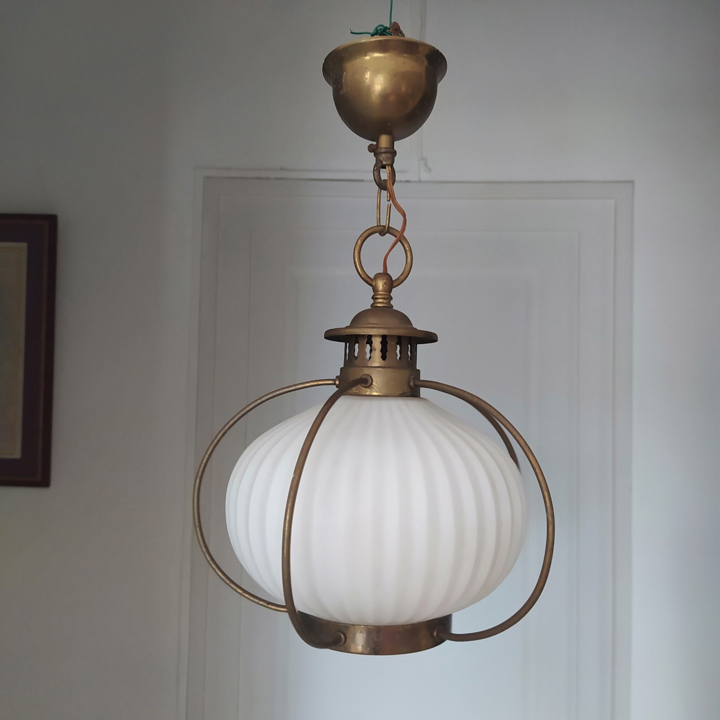Suspension opaline cannelée et cuivre design original 1960