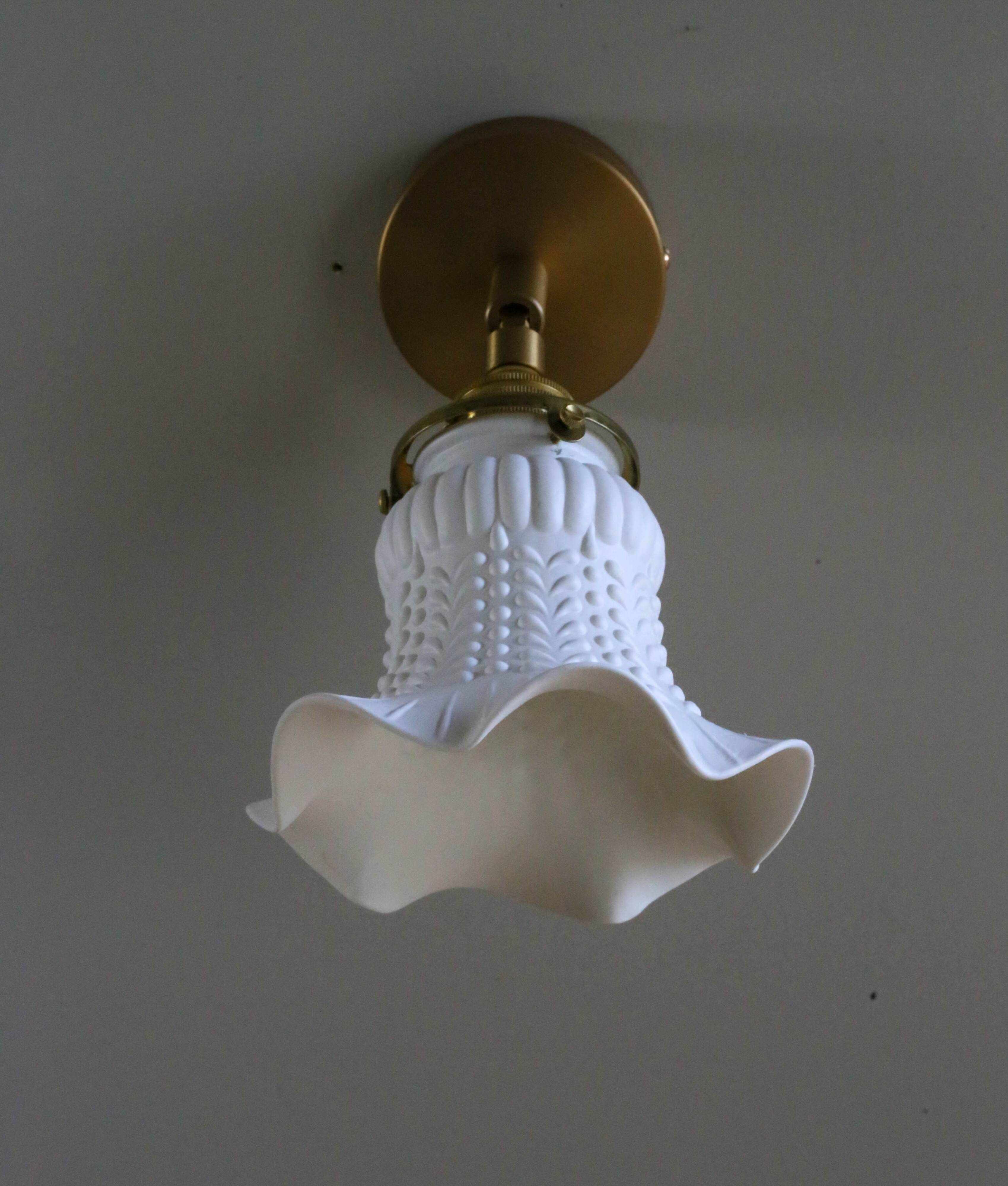 Antique wall light in white painted glass - metal support