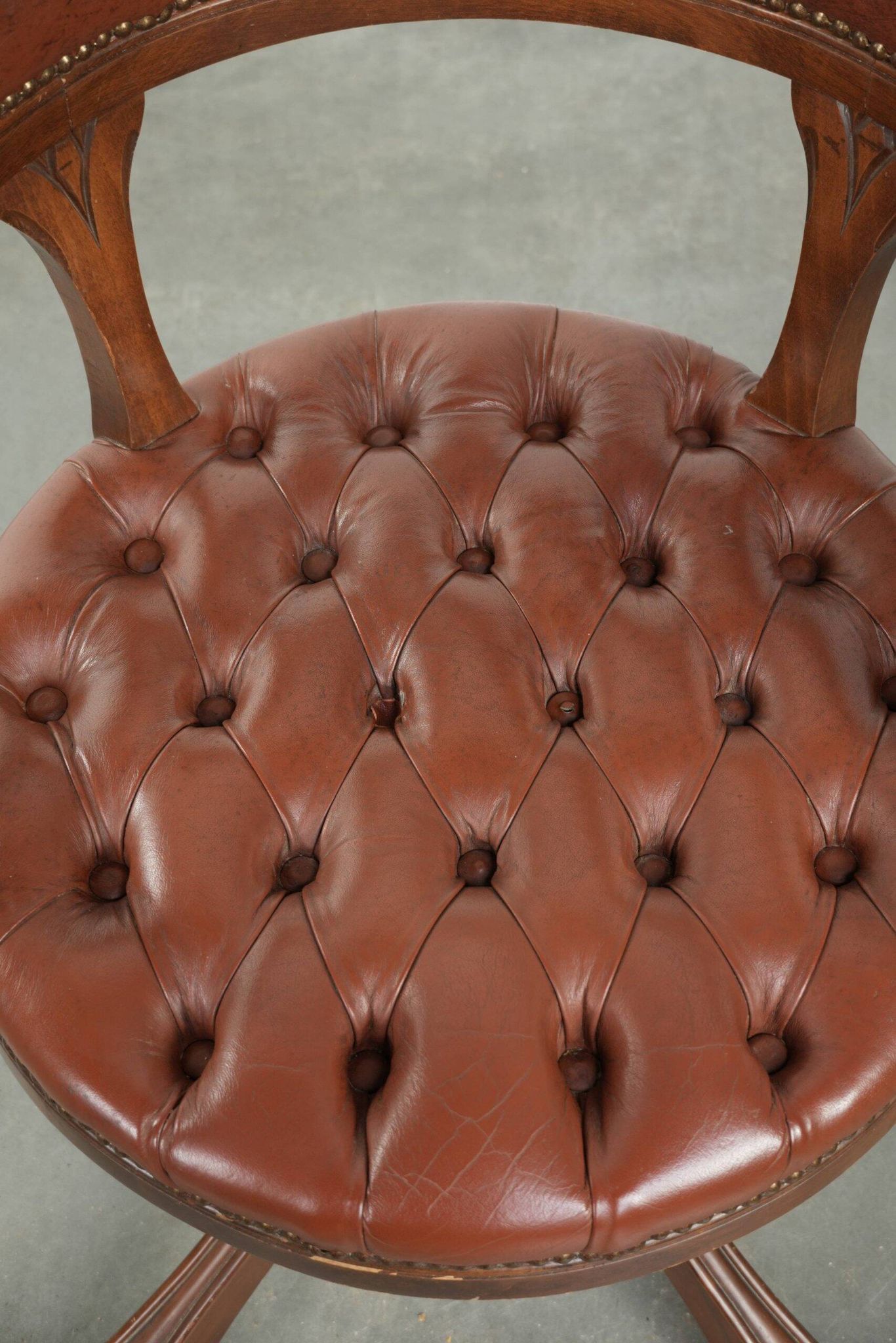 Chaise de bureau Chesterfield rotative en cuir de vache marron