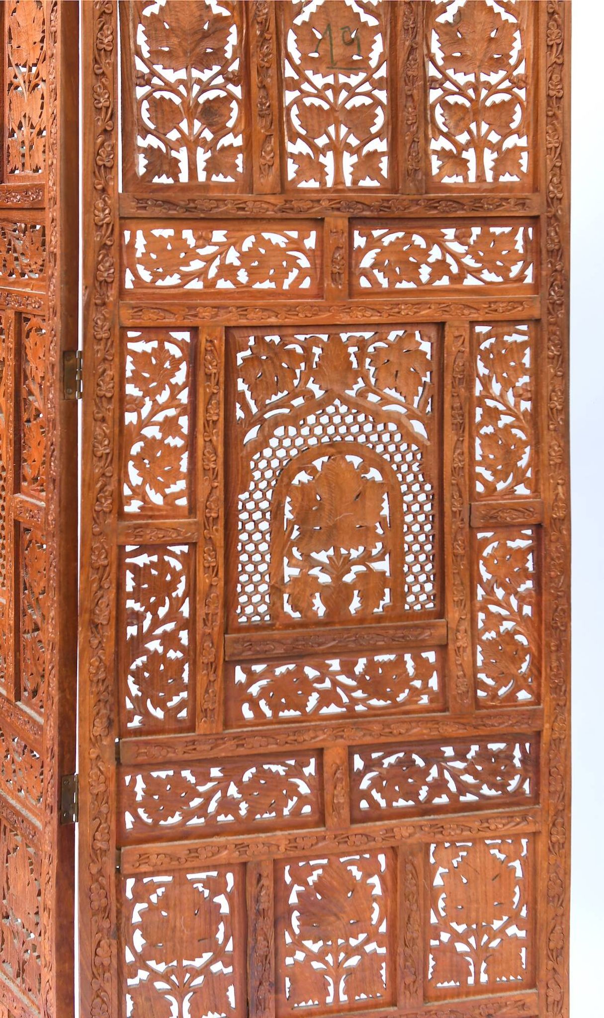 Indian screen with 4 leaves in teak wood with rich openwork decoration of grape leaves