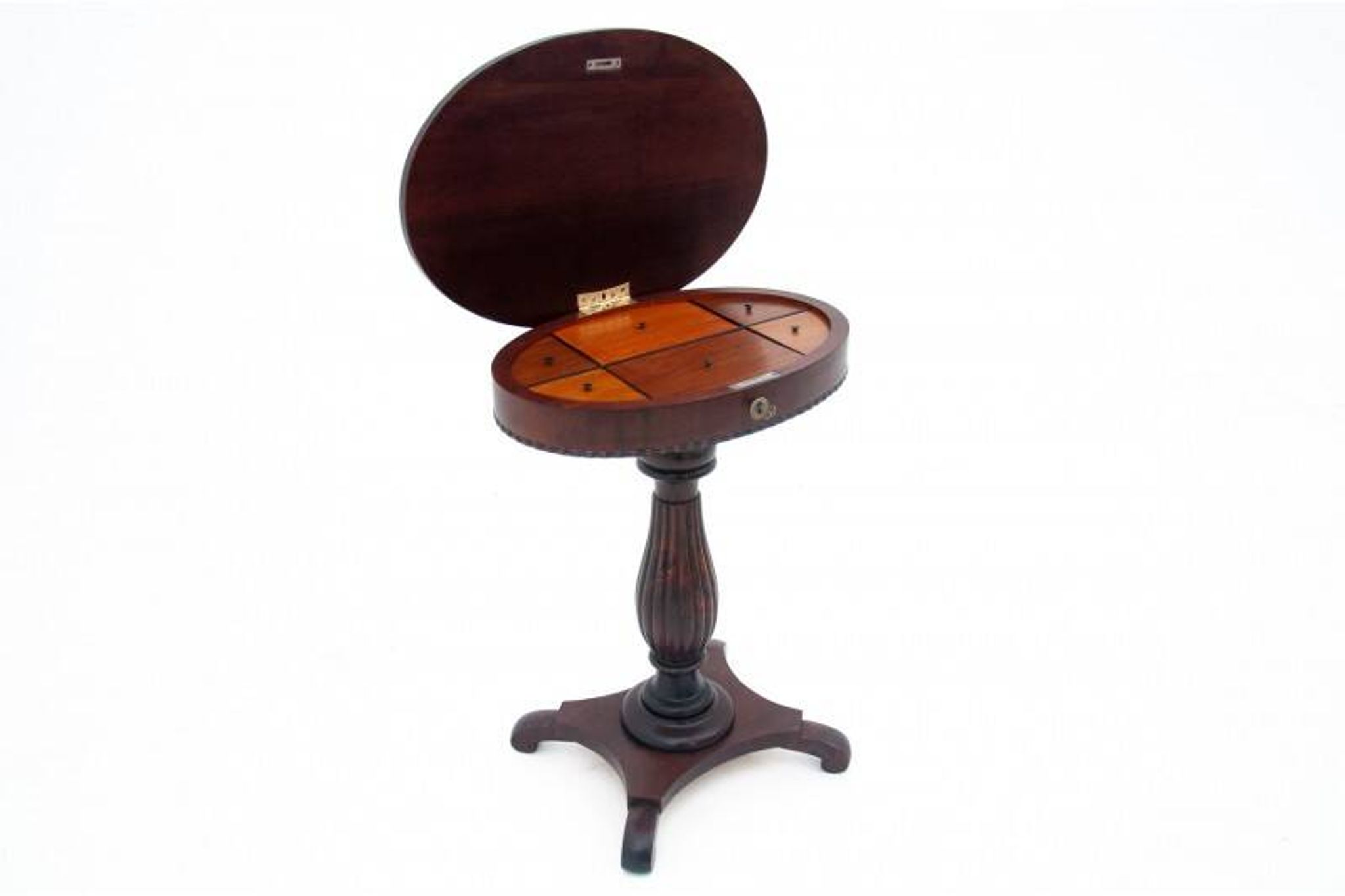 Table à fils ancienne, Europe du Nord, vers 1860. Après rénovation.