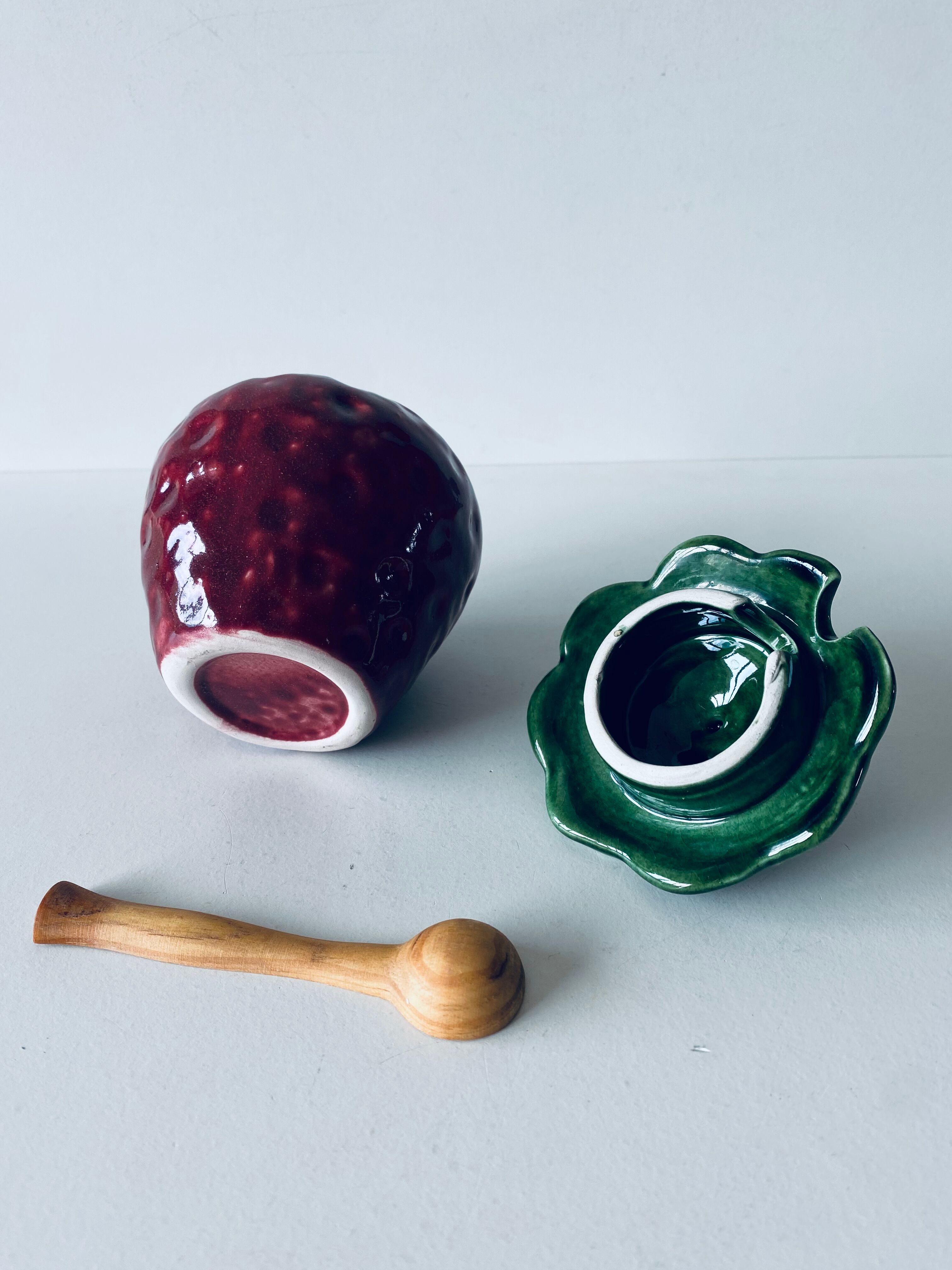 Ceramic pot strawberry slurry