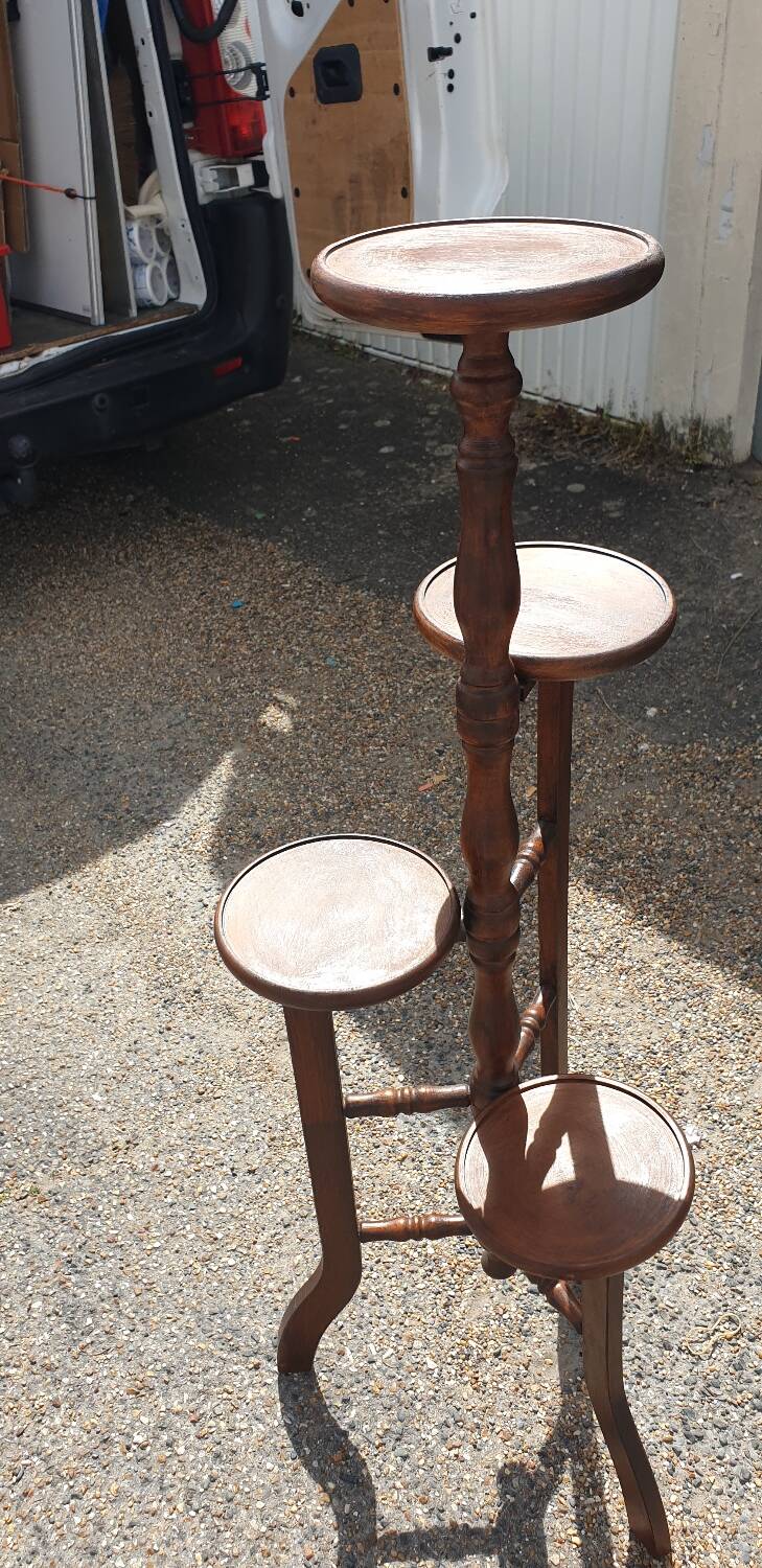 Wooden saddle plant holder