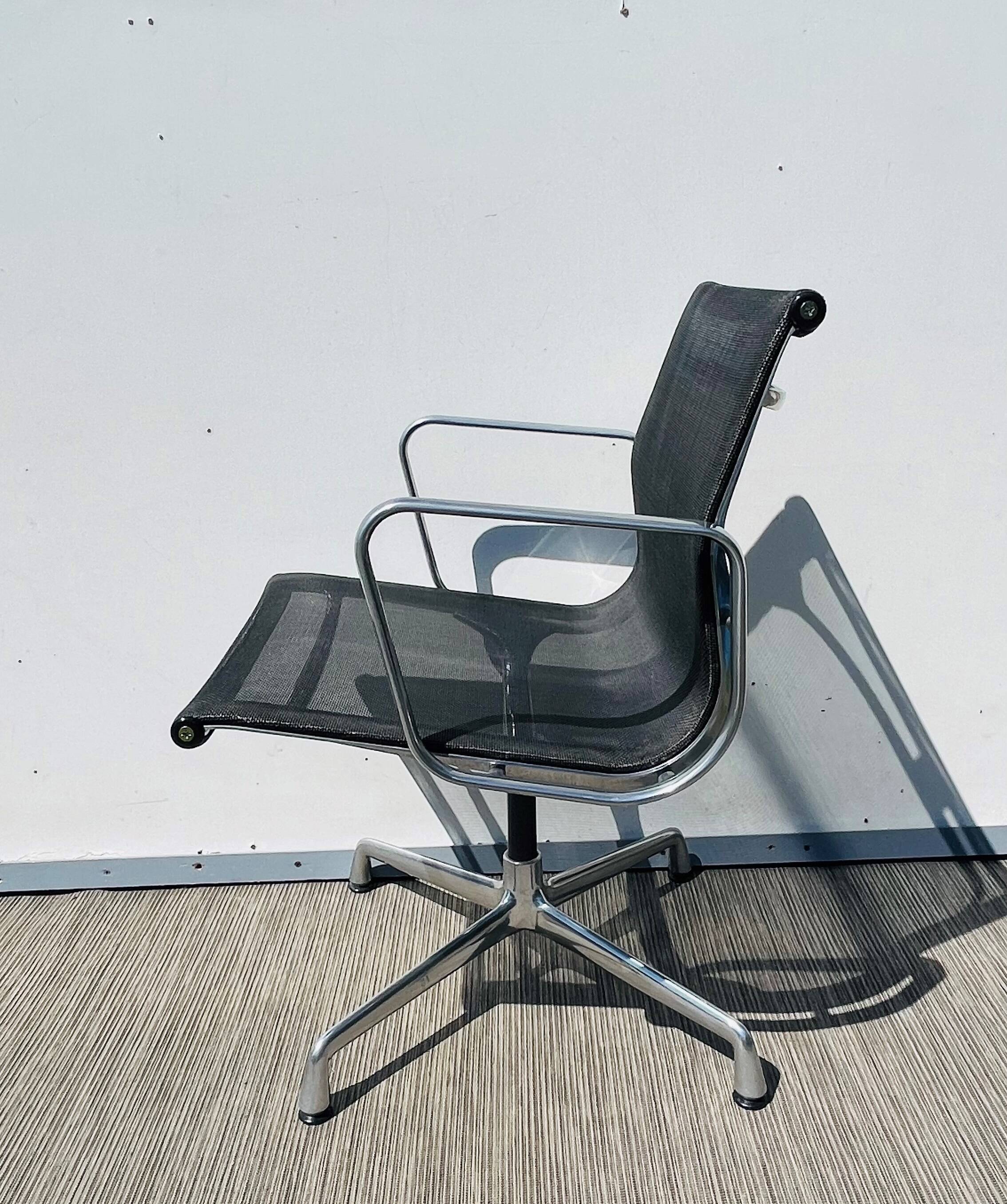Paire de chaises Ch. Eames Alu Group résille Vitra Vintage