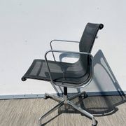 Pair of Ch. Eames Alu Group mesh chairs Vitra Vintage