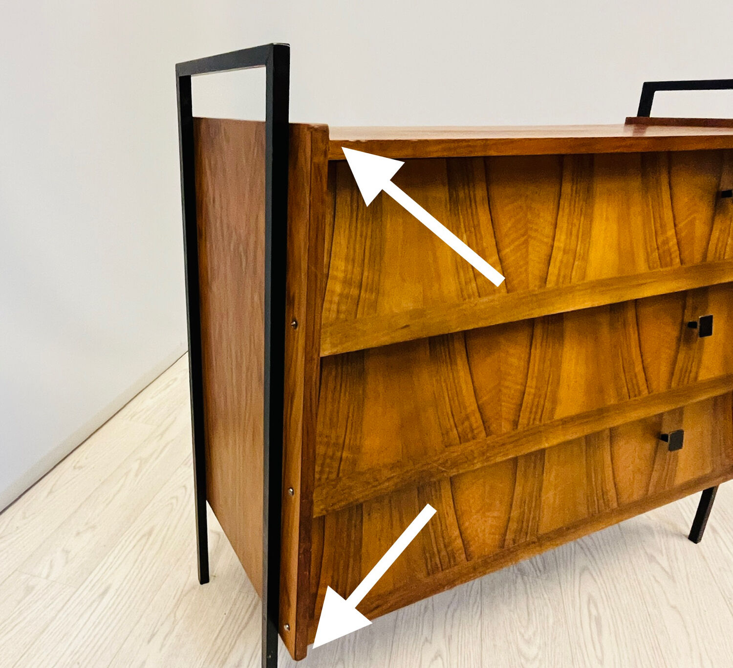 Shoes cabinet with metal frame