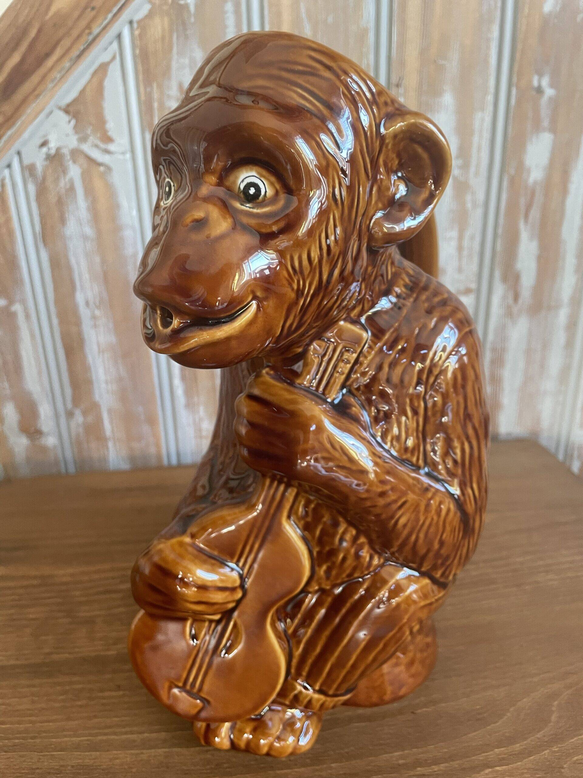 Pichet zoomorphe  en barbotine singe musicien