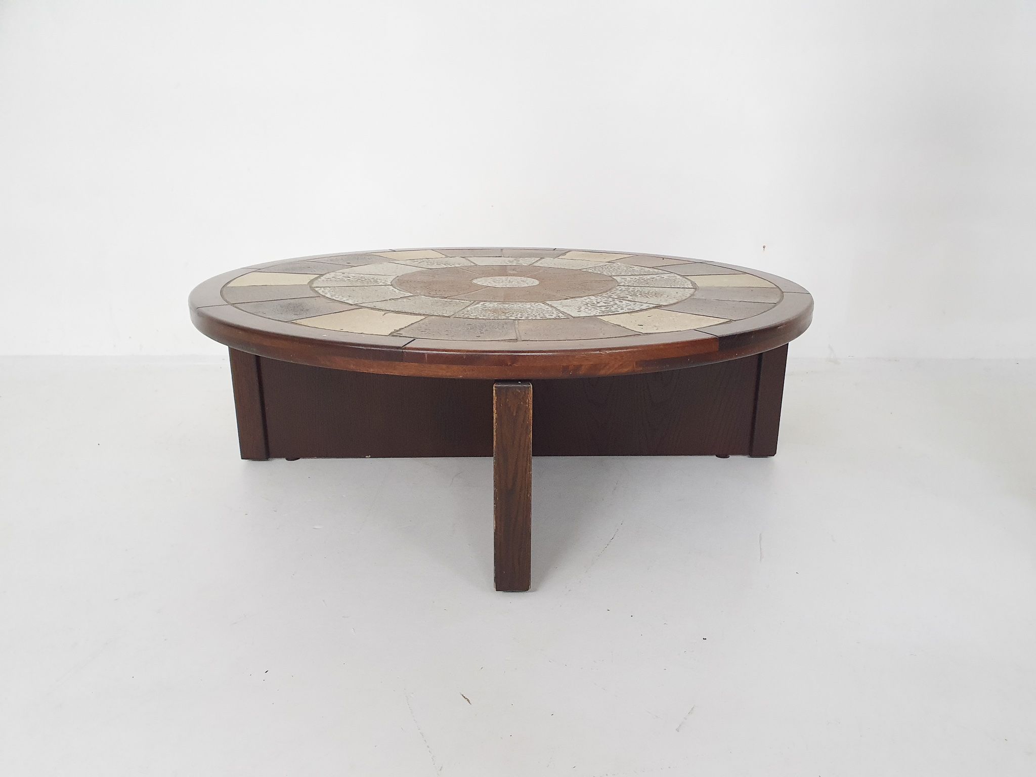 Tue Poulsen pour Haslev Møbelsnedkeri, table basse en pierre et chêne, Danemark années 1960