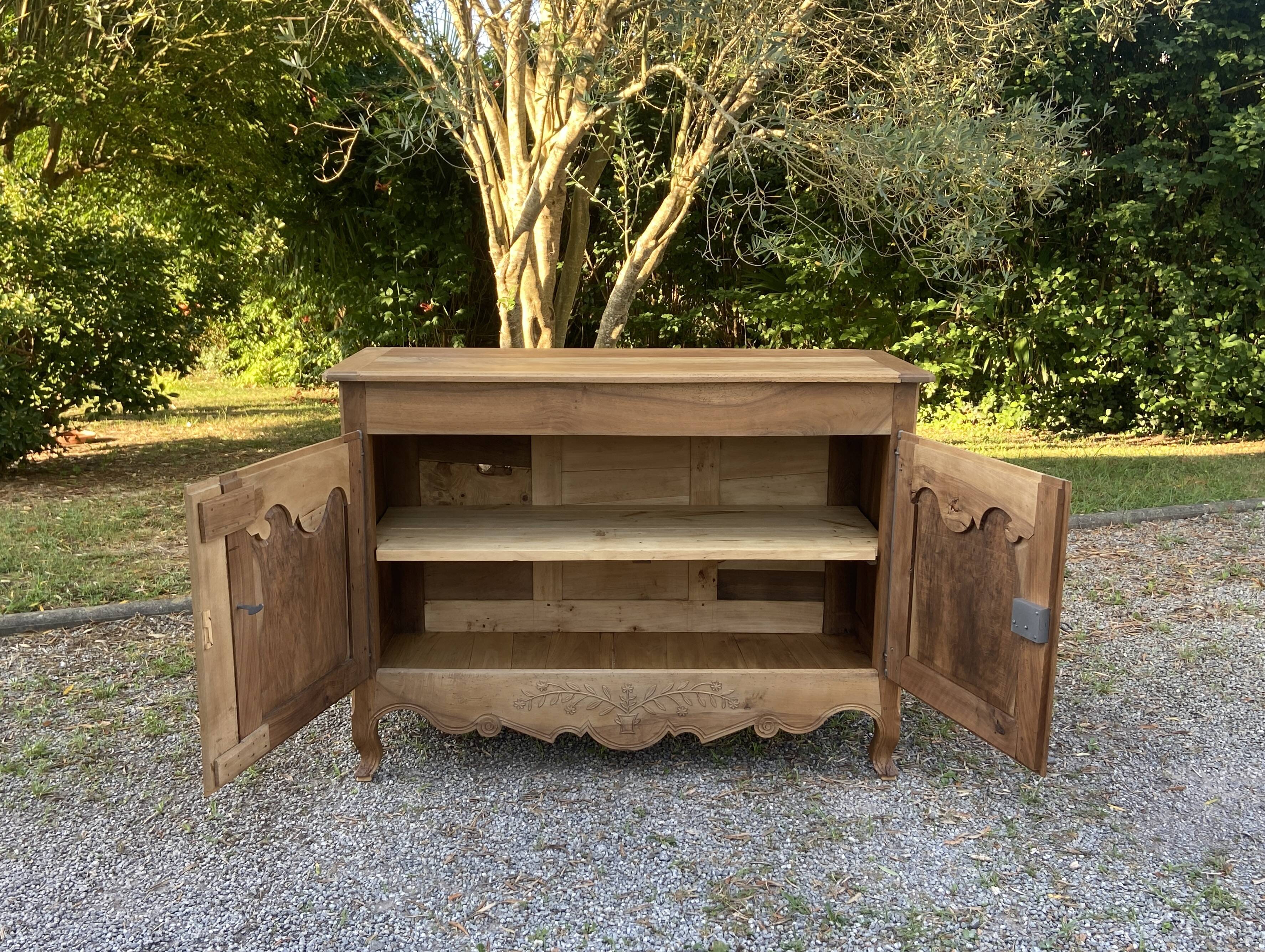 Buffet ancien en noyer