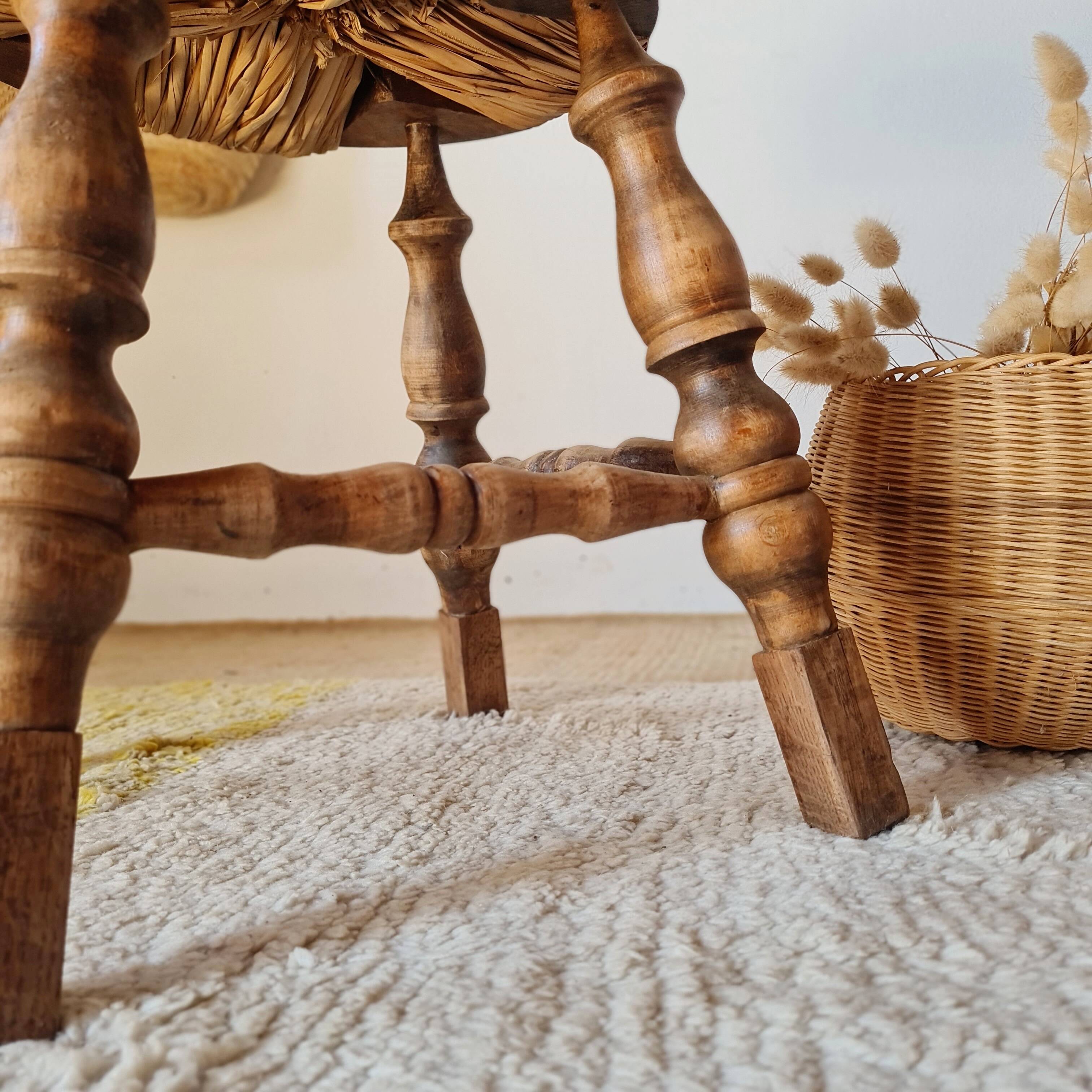 Petit tabouret tripode de style "Bobbin" en bois tourné et pai