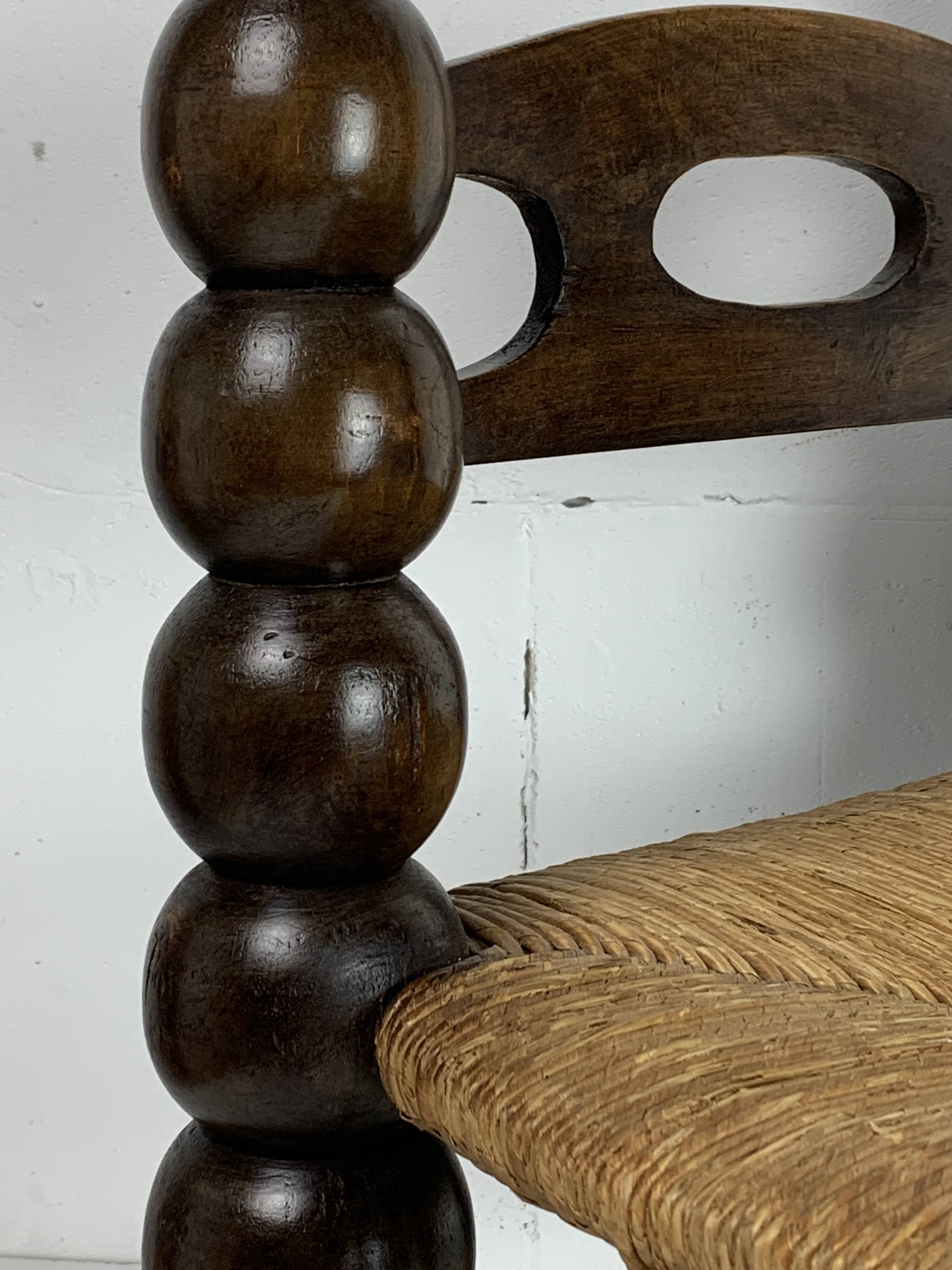 Chaise basse en bois tourné dans le style de Charles Dudouyt, France, années 1950