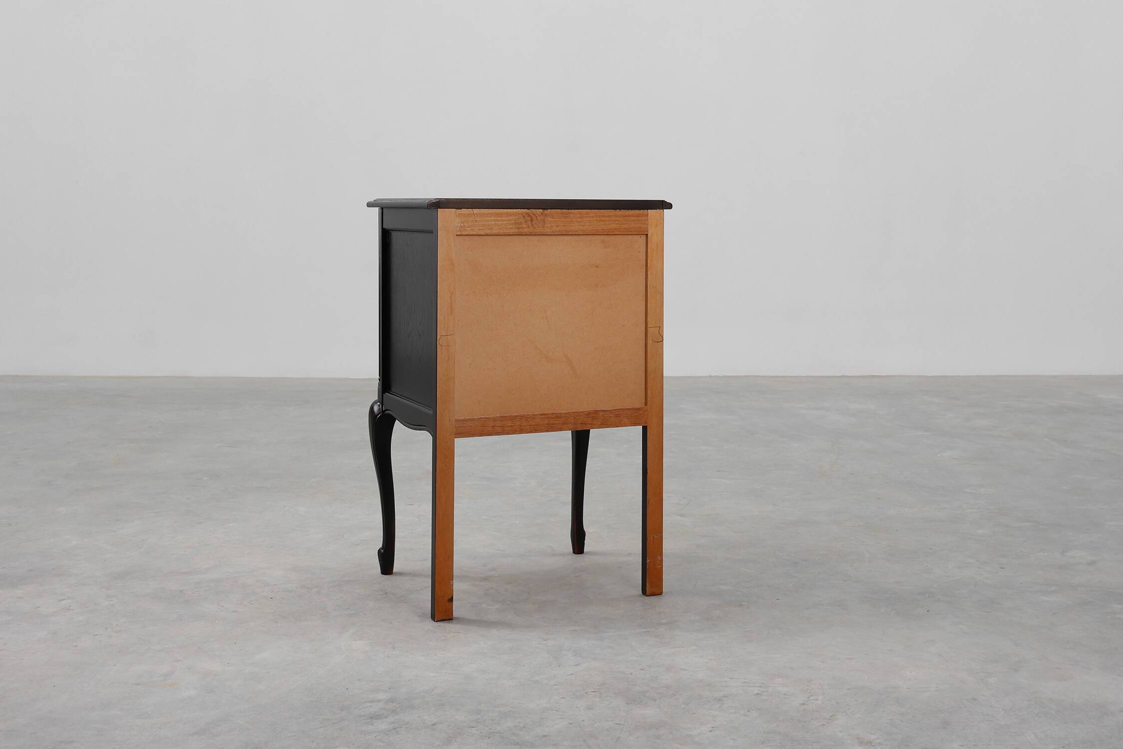 Commode de style Louis XV en chêne laqué noir, France, années 1950