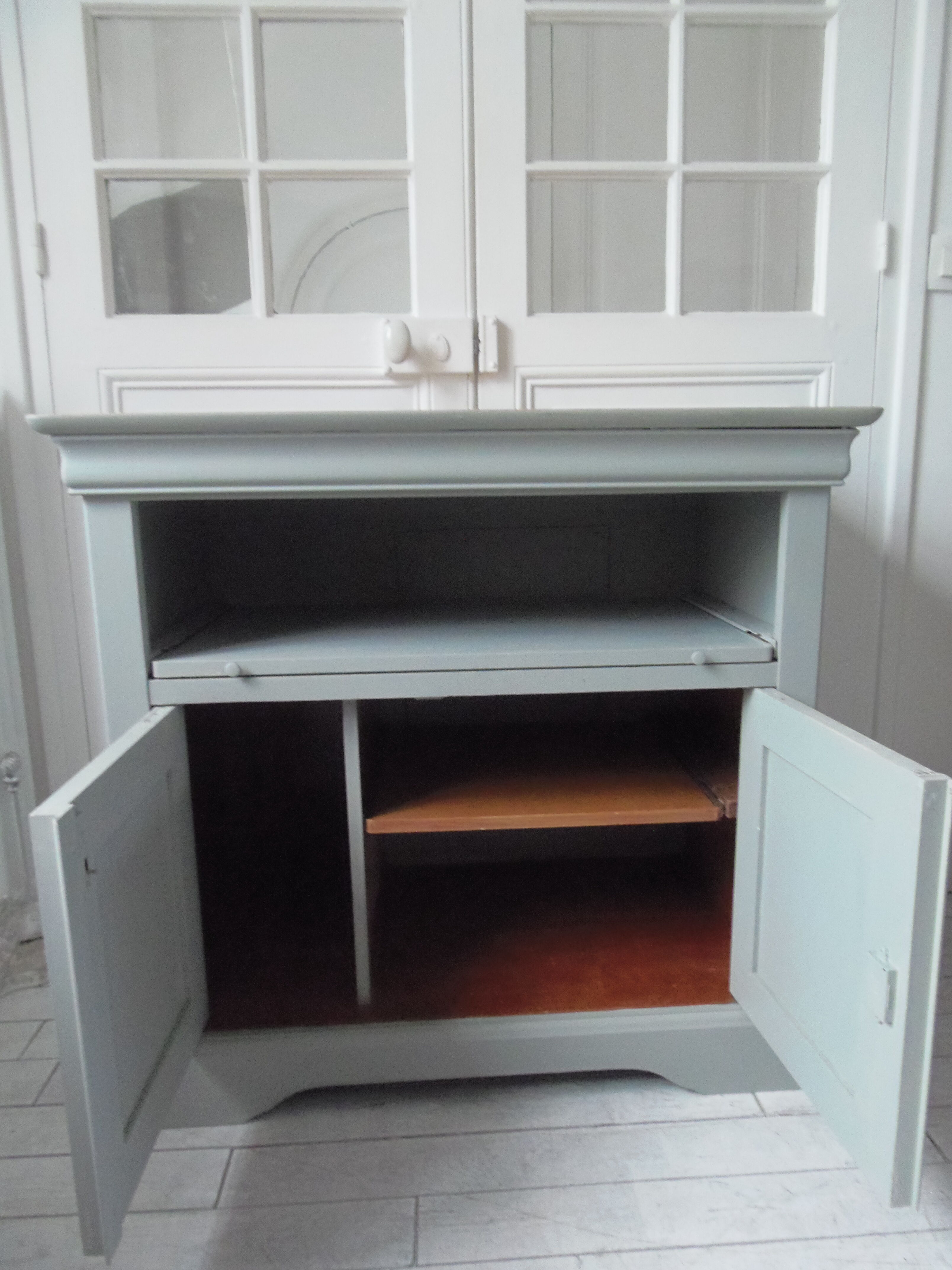 Louis Philippe-style storage furniture with grey wood tray, it is composed of a niche with sliding tray and below a storage closed by 2 doors.