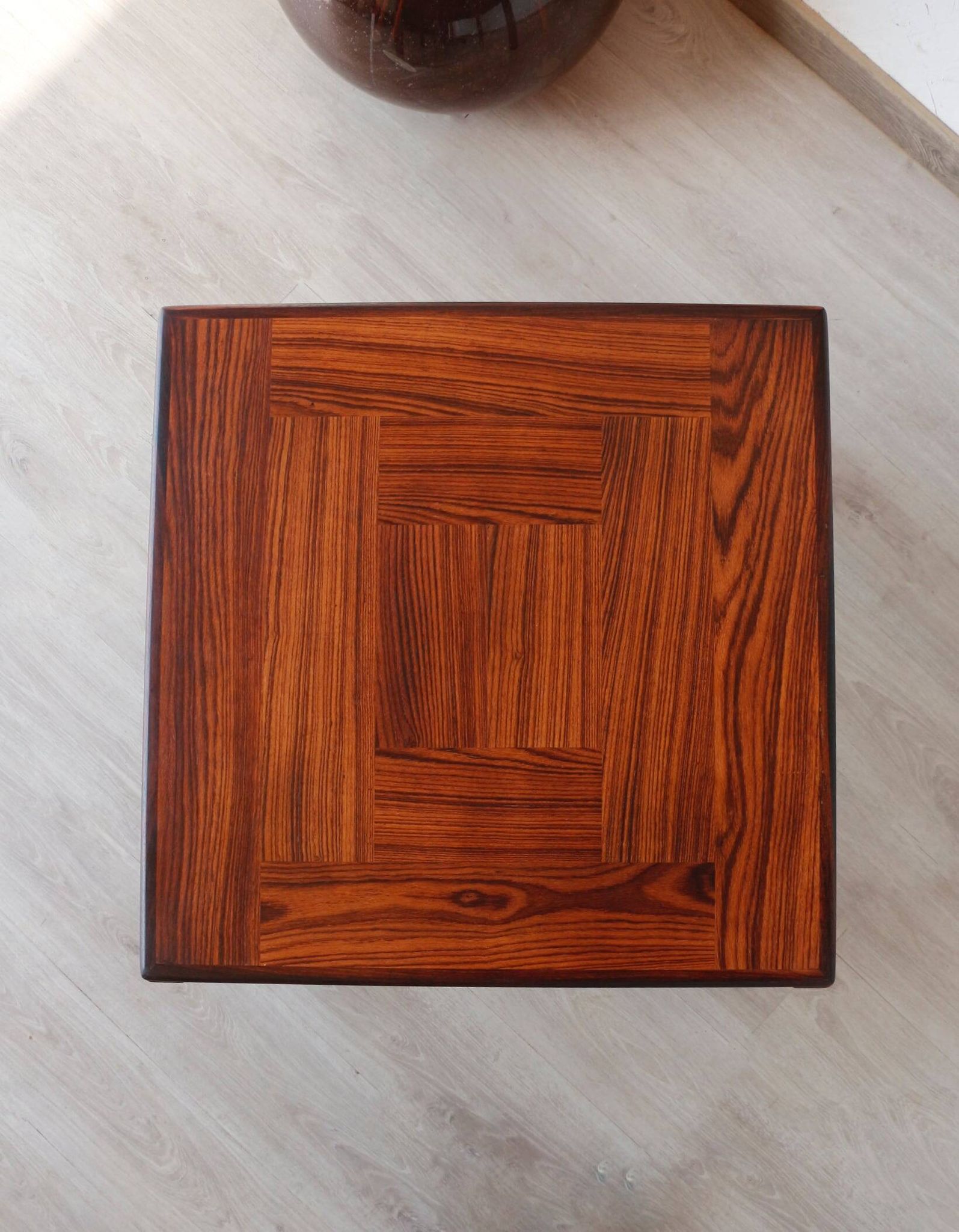 Table d’appoint carrée en palissandre – Henning Kjaernulf pour Vejle Stole