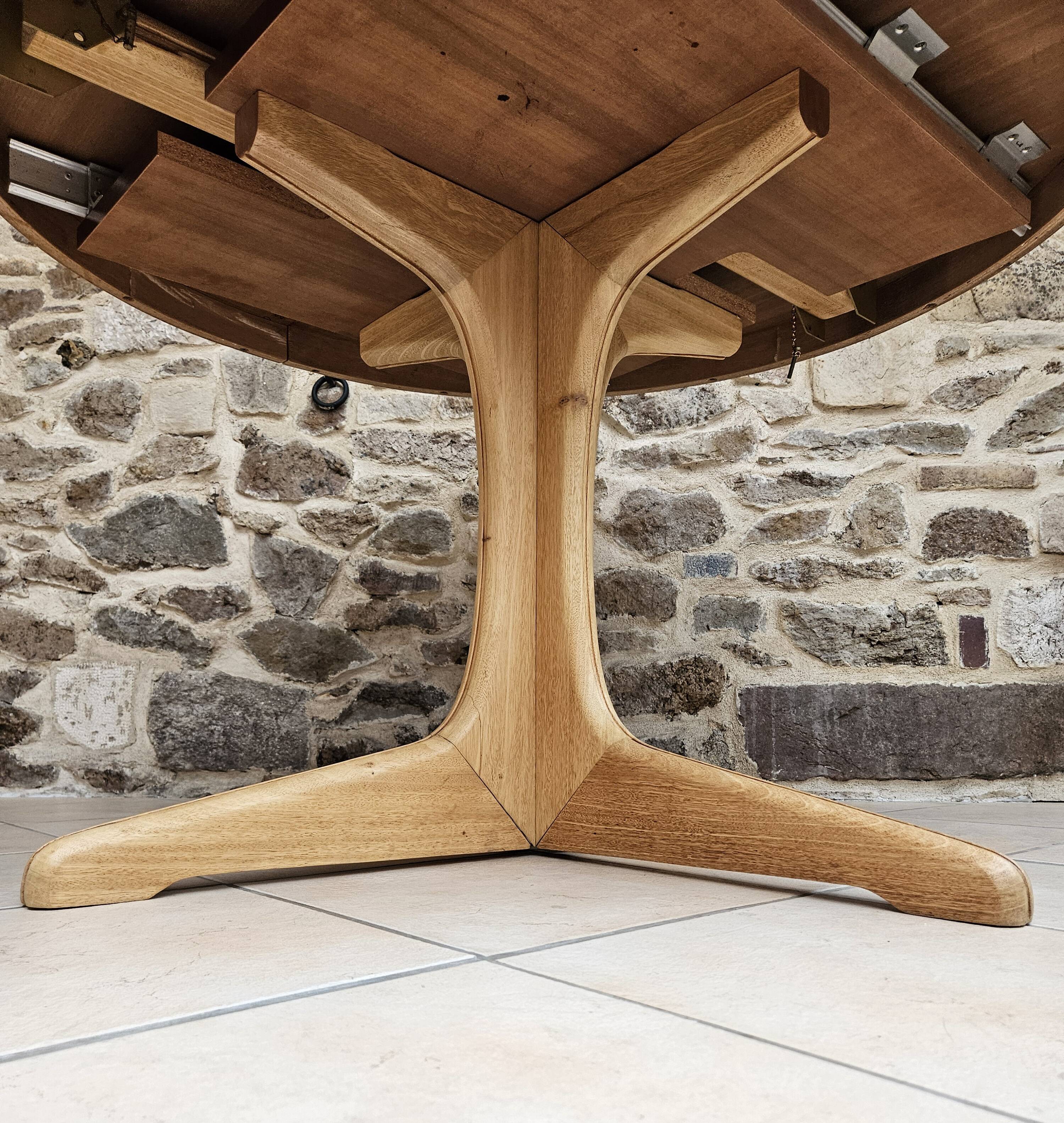 Baumann style round table