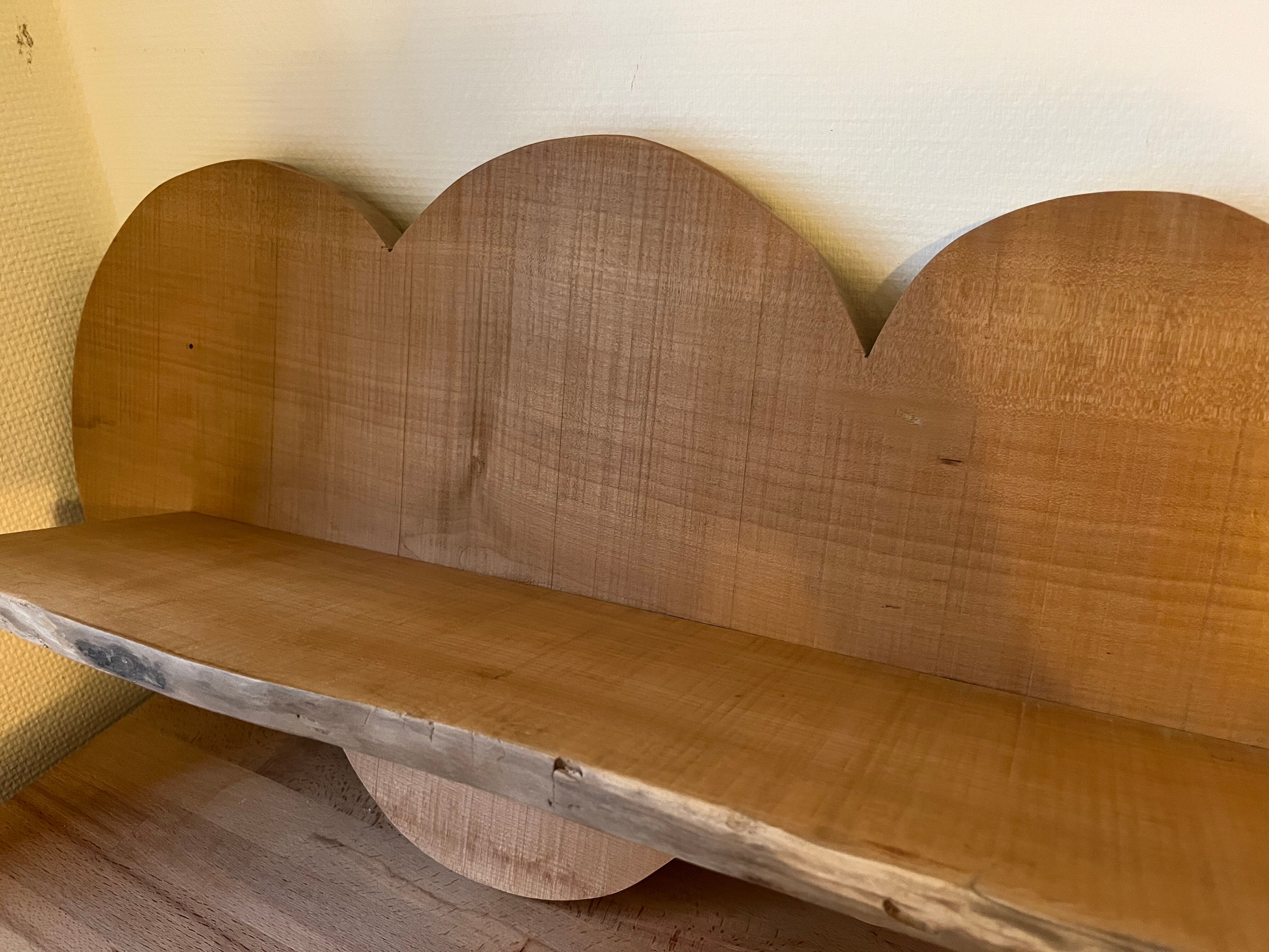 Cloud-shaped shelf made of solid wood