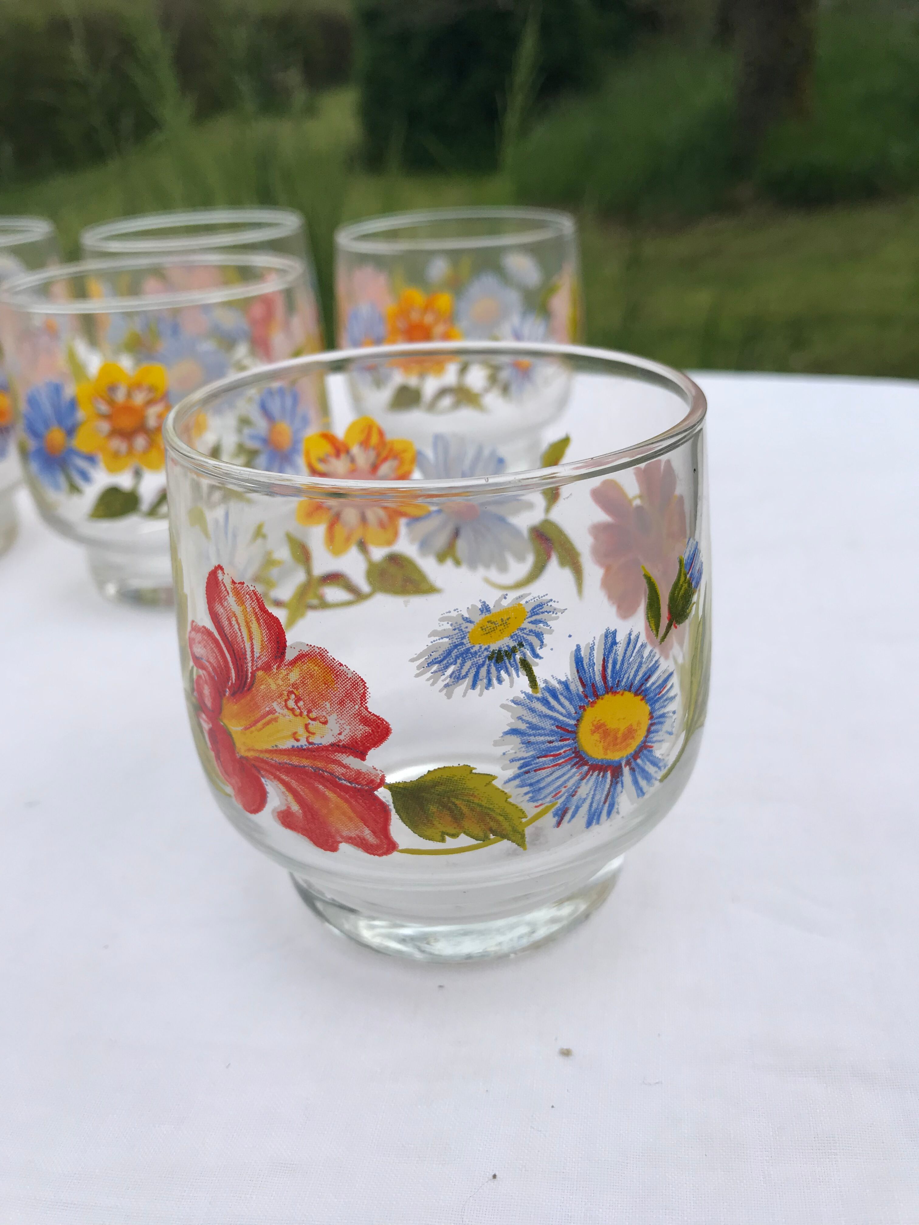 10 vintage glasses with flower patterns