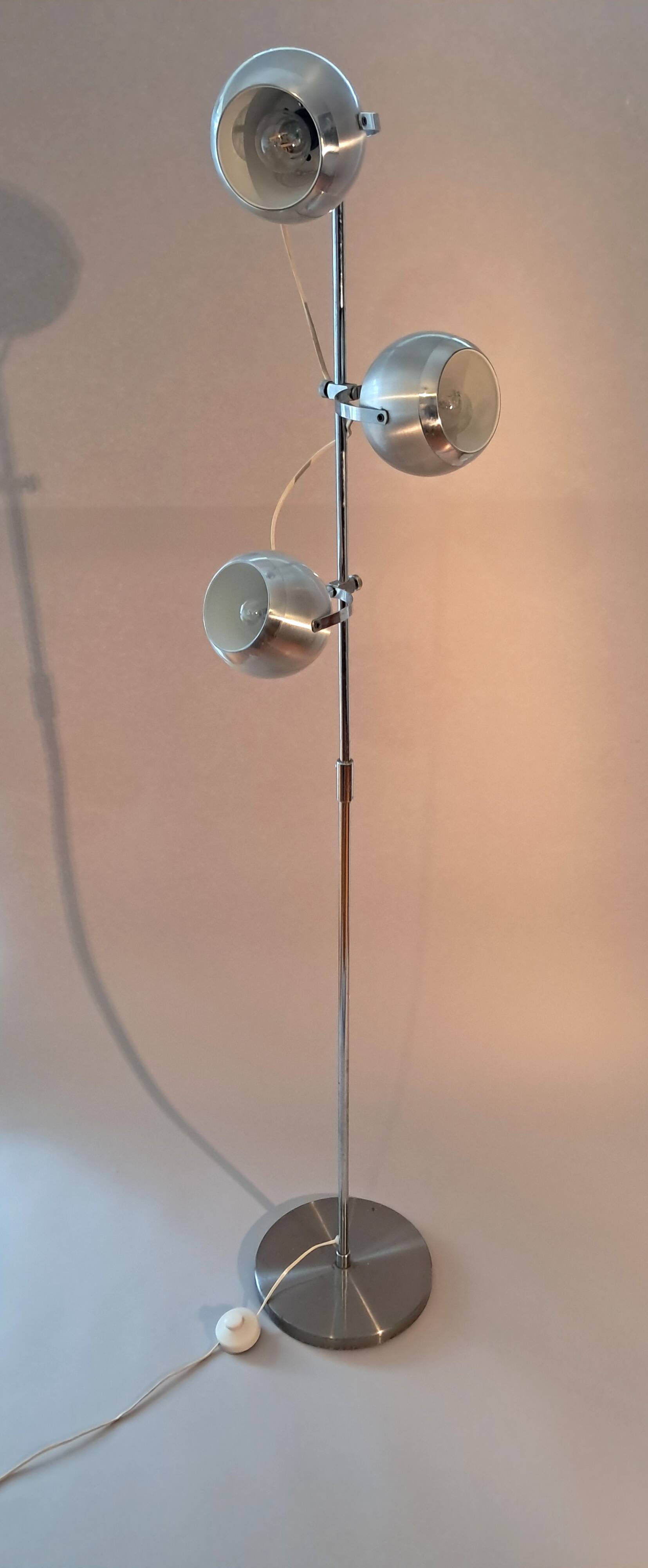 Vintage 1960s "Eyeball" 3-light floor lamp.