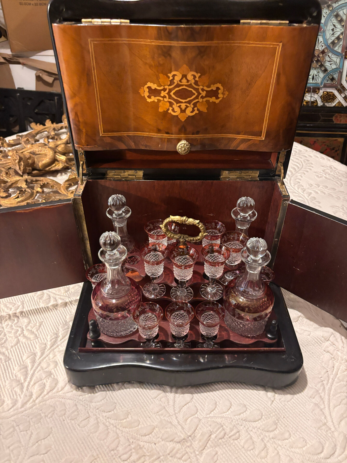 Cave à liqueur Napoléon III en marqueterie, cristal taillé